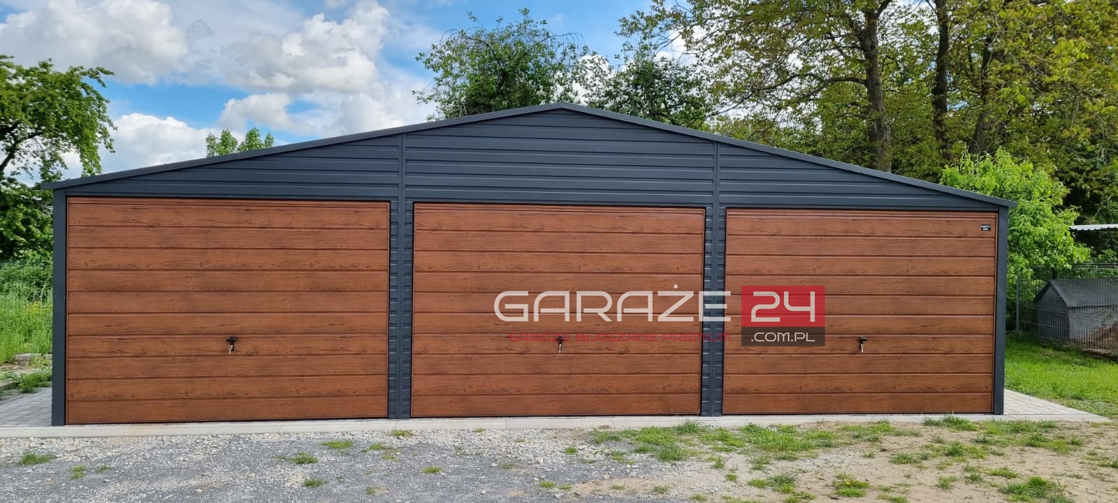 Garaż blaszany PREMIUM, 9x6m, grafit mat + ciemny orzech, trzy bramy uchylne, wzmocniony profilem zamkniętym ocynkowanym