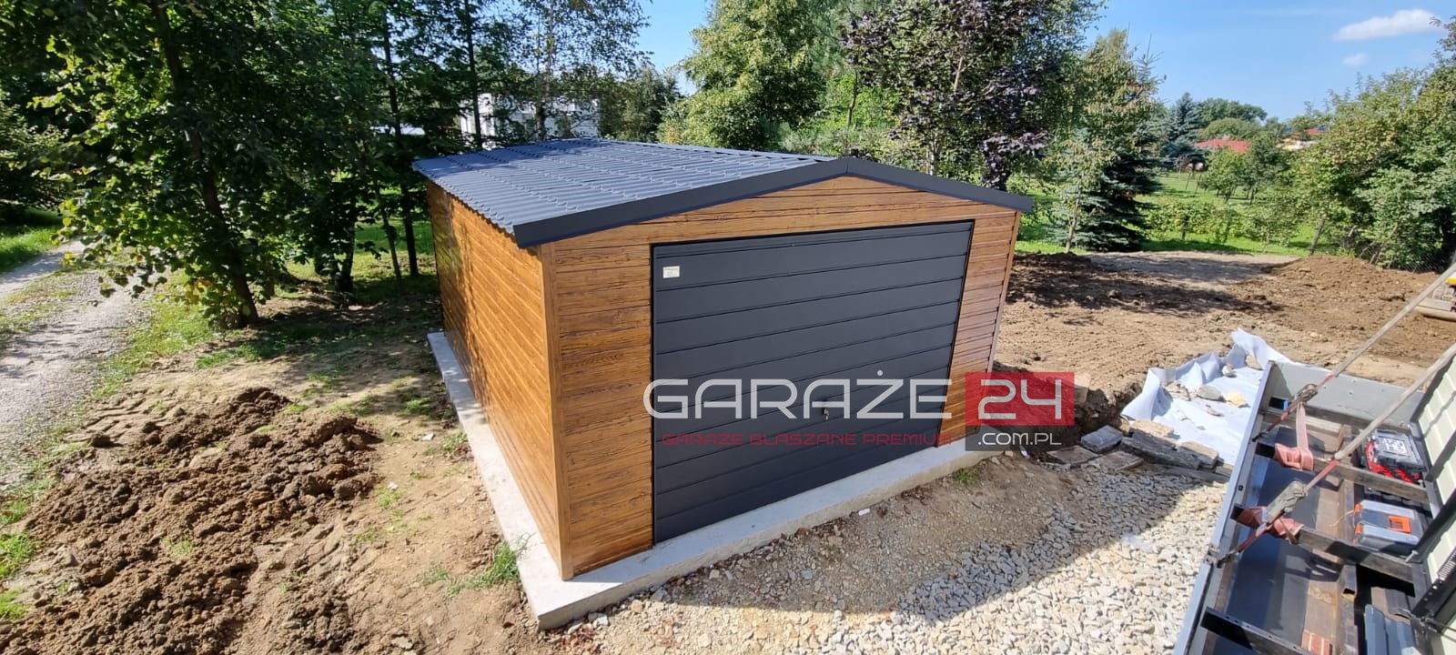 Garaż blaszany na zgłoszenie 4x6m jasny orzech + grafit, filc pod dachem, drzwi, okno, blachodachówka, wzmocniony profilem zamkniętym ocynkowanym