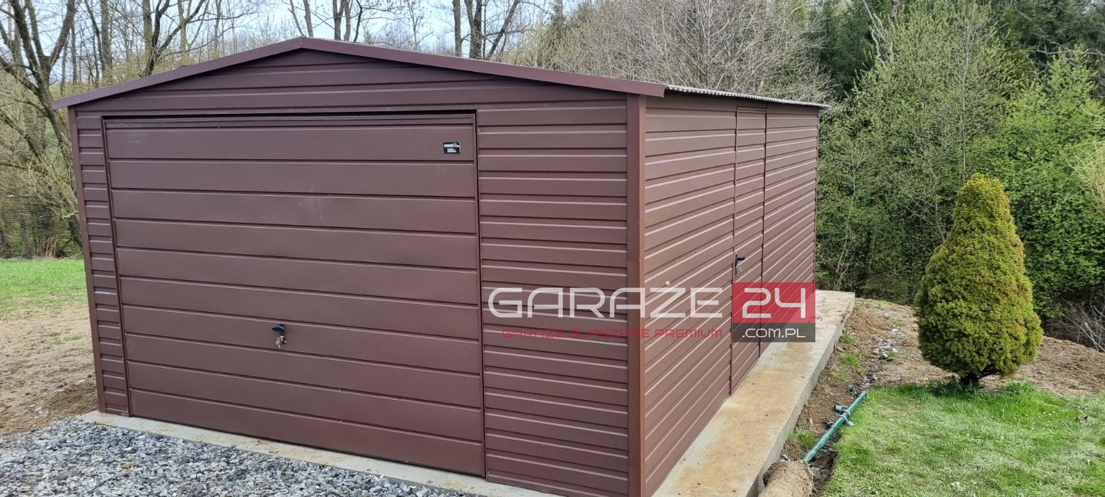 Garaż blaszany na zgłoszenie, 4x5,5m, brąz mat, brama uchylna, wzmocniony profilem zamkniętym ocynkowanym. Montaż w cenie. Garaż blaszany na zgłoszenie, 4x5,5m, brąz mat, brama uchylna, wzmocniony profilem zamkniętym ocynkowanym