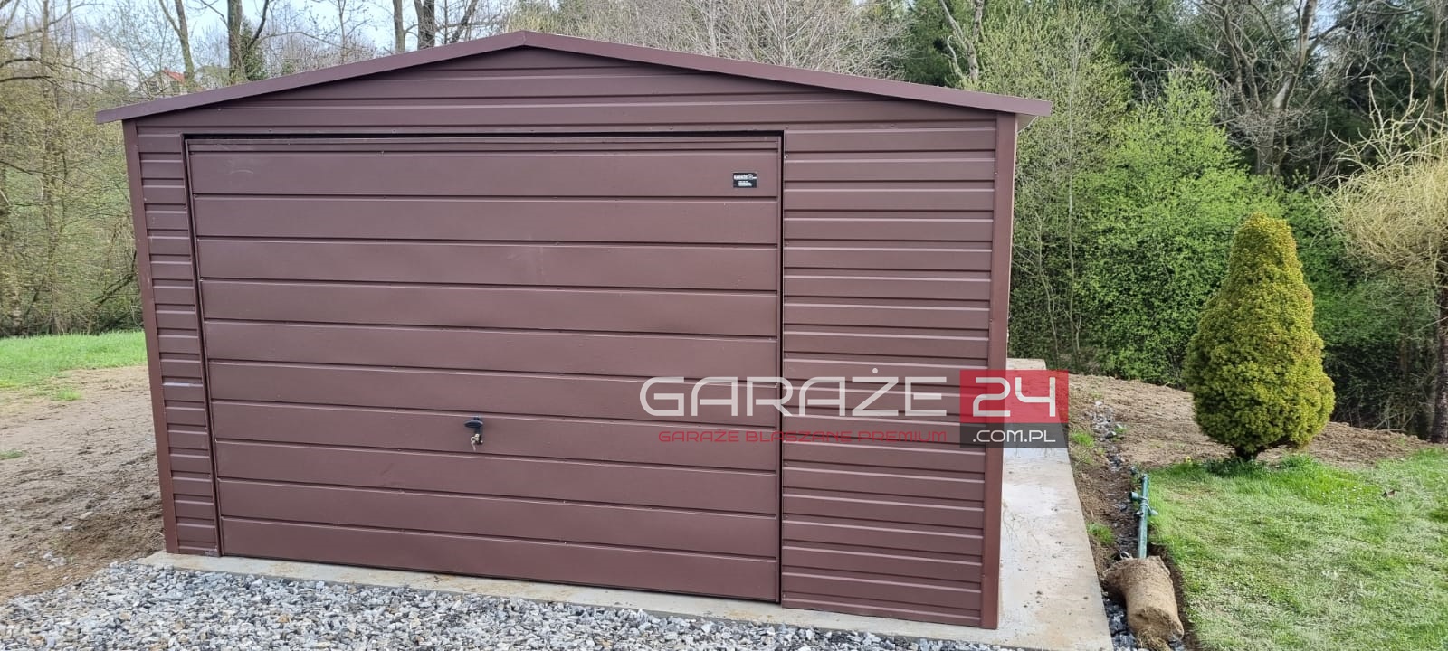 Garaż blaszany na zgłoszenie, 4x5,5m, brąz mat, brama uchylna, wzmocniony profilem zamkniętym ocynkowanym. Montaż w cenie. Garaż blaszany na zgłoszenie, 4x5,5m, brąz mat, brama uchylna, wzmocniony profilem zamkniętym ocynkowanym