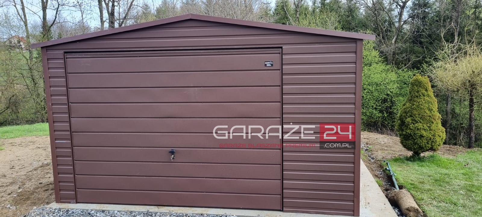 Garaż blaszany na zgłoszenie, 4x5,5m, brąz mat, brama uchylna, wzmocniony profilem zamkniętym ocynkowanym. Montaż w cenie. Garaż blaszany na zgłoszenie, 4x5,5m, brąz mat, brama uchylna, wzmocniony profilem zamkniętym ocynkowanym
