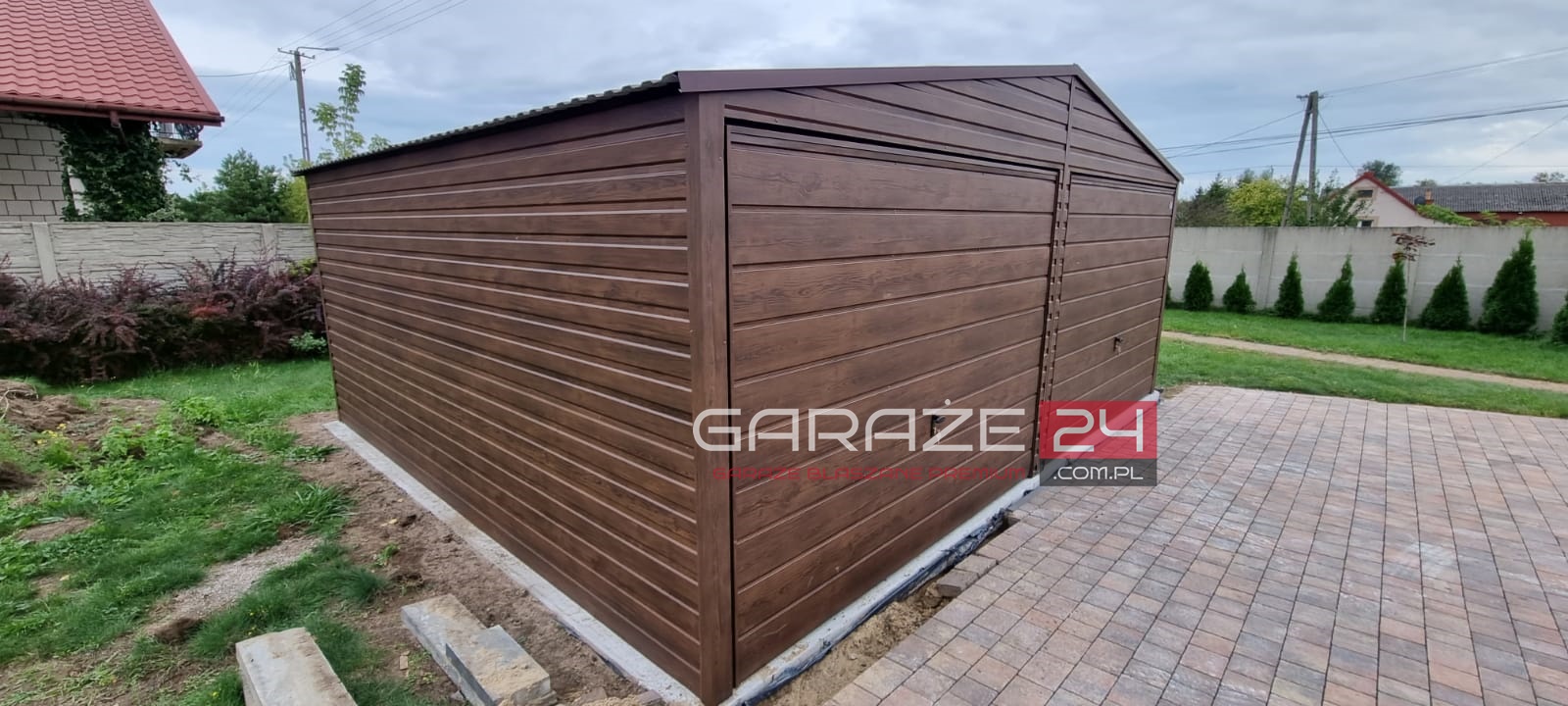 Garaż blaszany na zgłoszenie, 6x5,8m, do 35m2, ciemny orzech, dwie bramy uchylne, wzmocniony profilem zamkniętym ocynkowanym. Montaż w cenie. Garaż blaszany na zgłoszenie, 6x5,8m, do 35m2, ciemny orzech, dwie bramy uchylne, wzmocniony profilem zamkniętym ocynkowanym