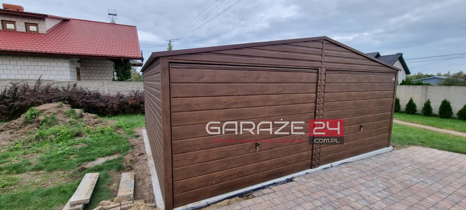 Garaż blaszany na zgłoszenie, 6x5,8m, do 35m2, ciemny orzech, dwie bramy uchylne, wzmocniony profilem zamkniętym ocynkowanym. Montaż w cenie. Garaż blaszany na zgłoszenie, 6x5,8m, do 35m2, ciemny orzech, dwie bramy uchylne, wzmocniony profilem zamkniętym ocynkowanym