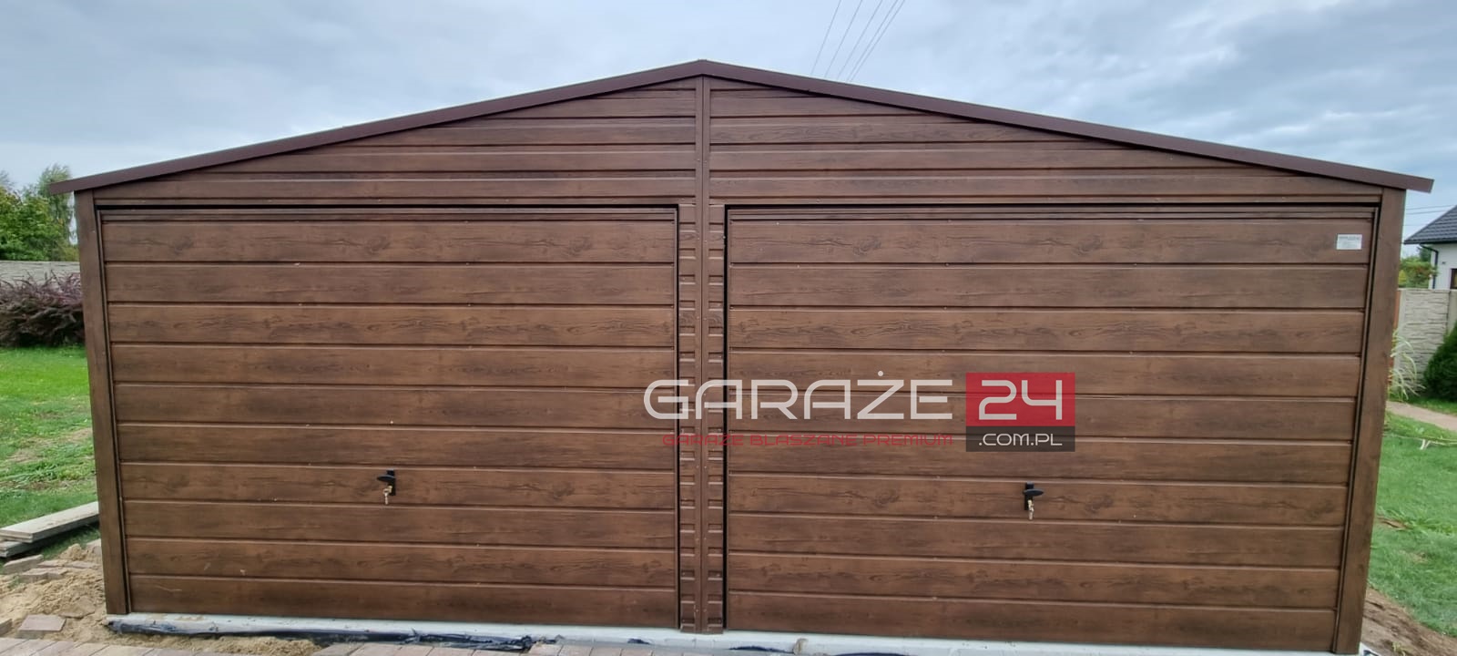 Garaż blaszany na zgłoszenie, 6×5,8m, do 35m2, ciemny orzech, dwie bramy uchylne, wzmocniony profilem zamkniętym ocynkowanym