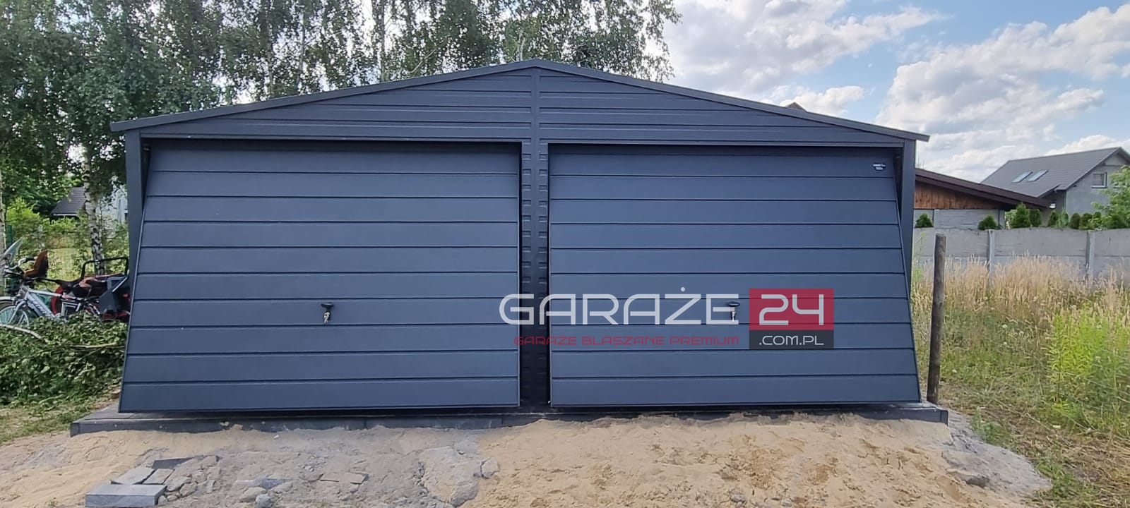 Garaż blaszany na zgłoszenie, 6×5,8m do 35m2, grafit mat, dwie bramy uchylne, drzwi, okno, wzmocniony profilem zamkniętym ocynkowanym