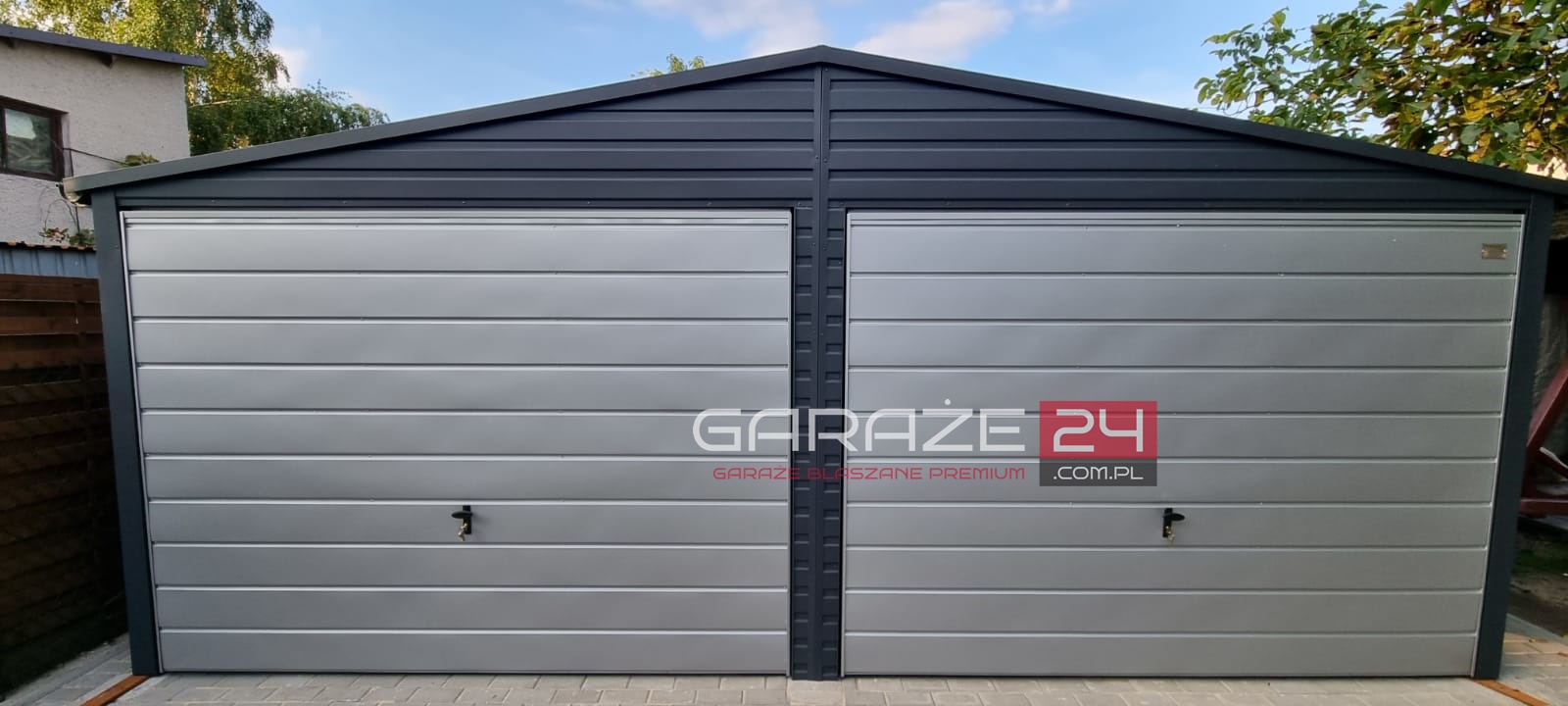 Garaż blaszany na zgłoszenie, 6×5,8m, do 35m2, grafit mat + srebrny, dwie bramy uchylne, drzwi, okno, wzmocniony profilem zamkniętym ocynkowanym