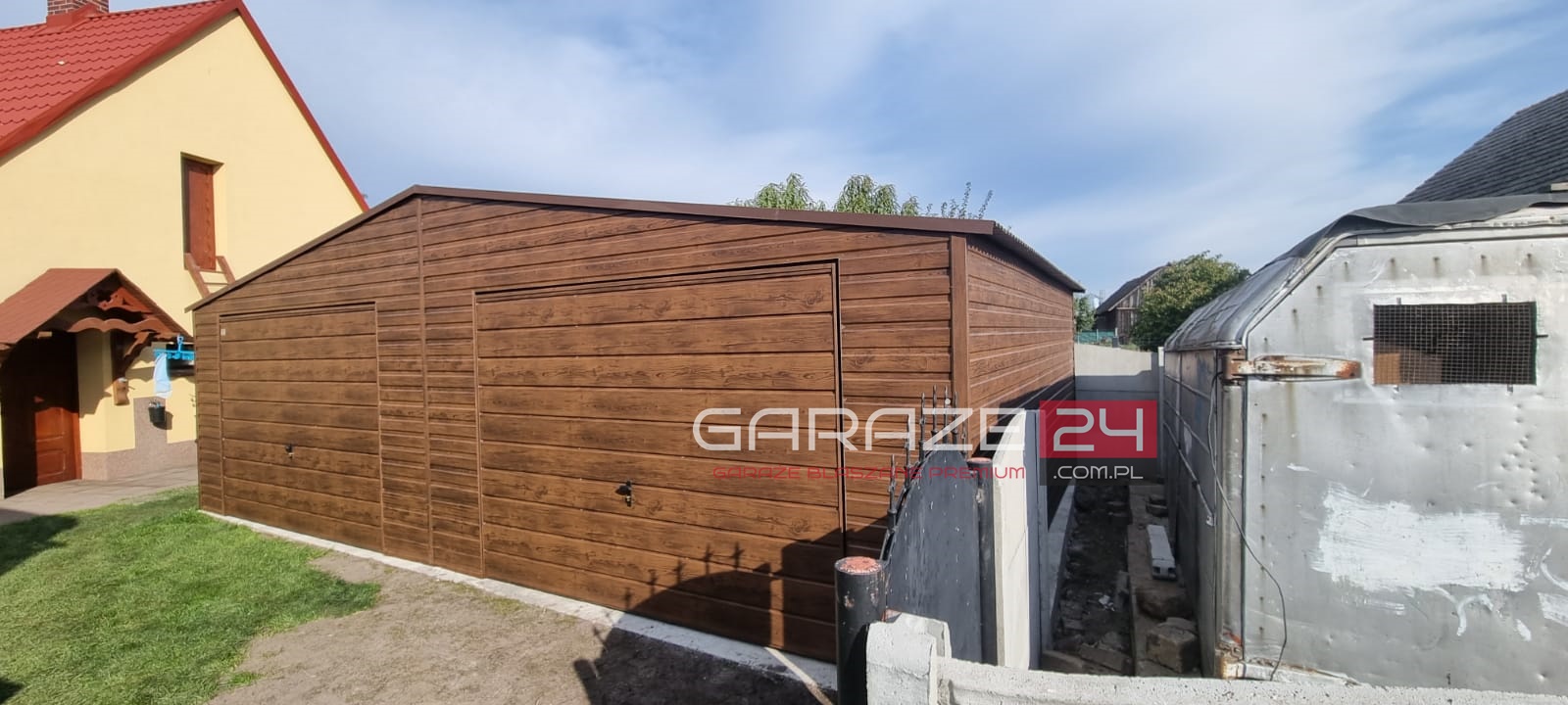 Garaż blaszany PREMIUM 8x6m, ciemny orzech, dwie bramy uchylne, wzmocniony profilem zamkniętym ocynkowanym Garaż blaszany PREMIUM 8x6m, ciemny orzech, dwie bramy uchylne, wzmocniony profilem zamkniętym ocynkowanym