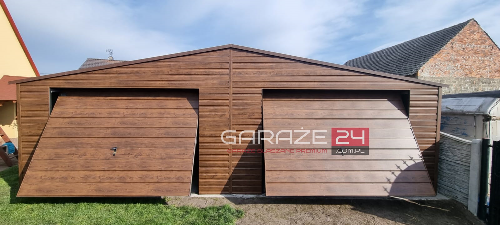 Garaż blaszany PREMIUM 8x6m, ciemny orzech, dwie bramy uchylne, wzmocniony profilem zamkniętym ocynkowanym Garaż blaszany PREMIUM 8x6m, ciemny orzech, dwie bramy uchylne, wzmocniony profilem zamkniętym ocynkowanym