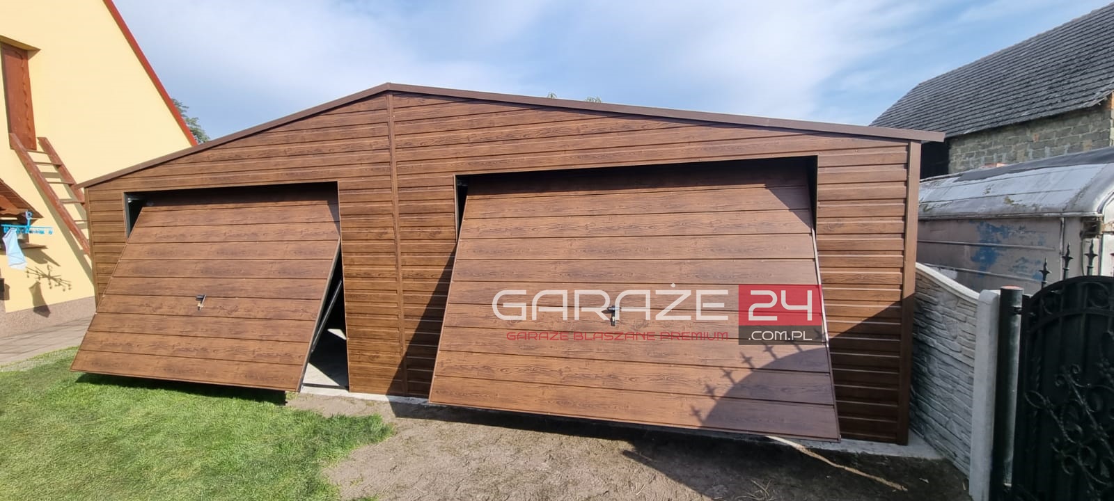 Garaż blaszany PREMIUM 8x6m, ciemny orzech, dwie bramy uchylne, wzmocniony profilem zamkniętym ocynkowanym Garaż blaszany PREMIUM 8x6m, ciemny orzech, dwie bramy uchylne, wzmocniony profilem zamkniętym ocynkowanym