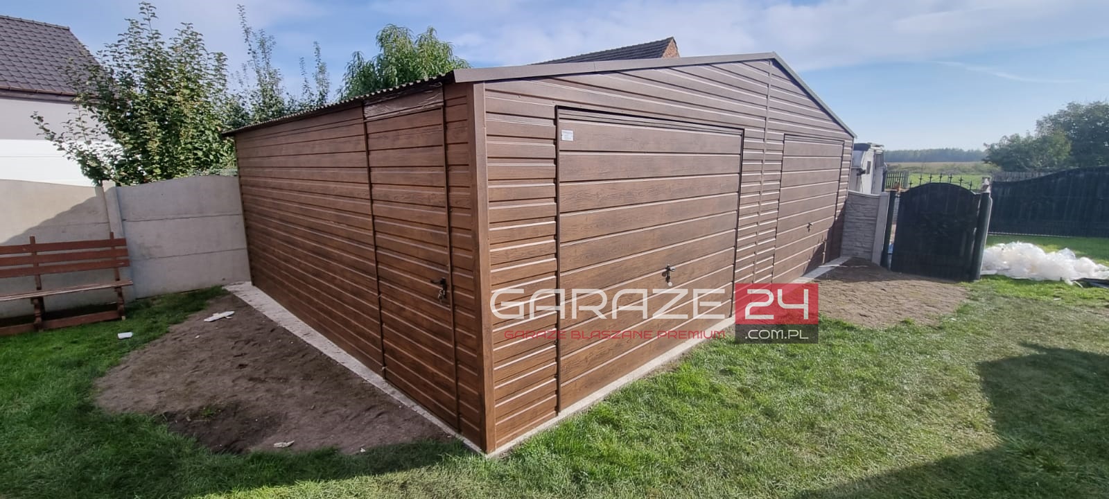 Garaż blaszany PREMIUM 8x6m, ciemny orzech, dwie bramy uchylne, wzmocniony profilem zamkniętym ocynkowanym Garaż blaszany PREMIUM 8x6m, ciemny orzech, dwie bramy uchylne, wzmocniony profilem zamkniętym ocynkowanym
