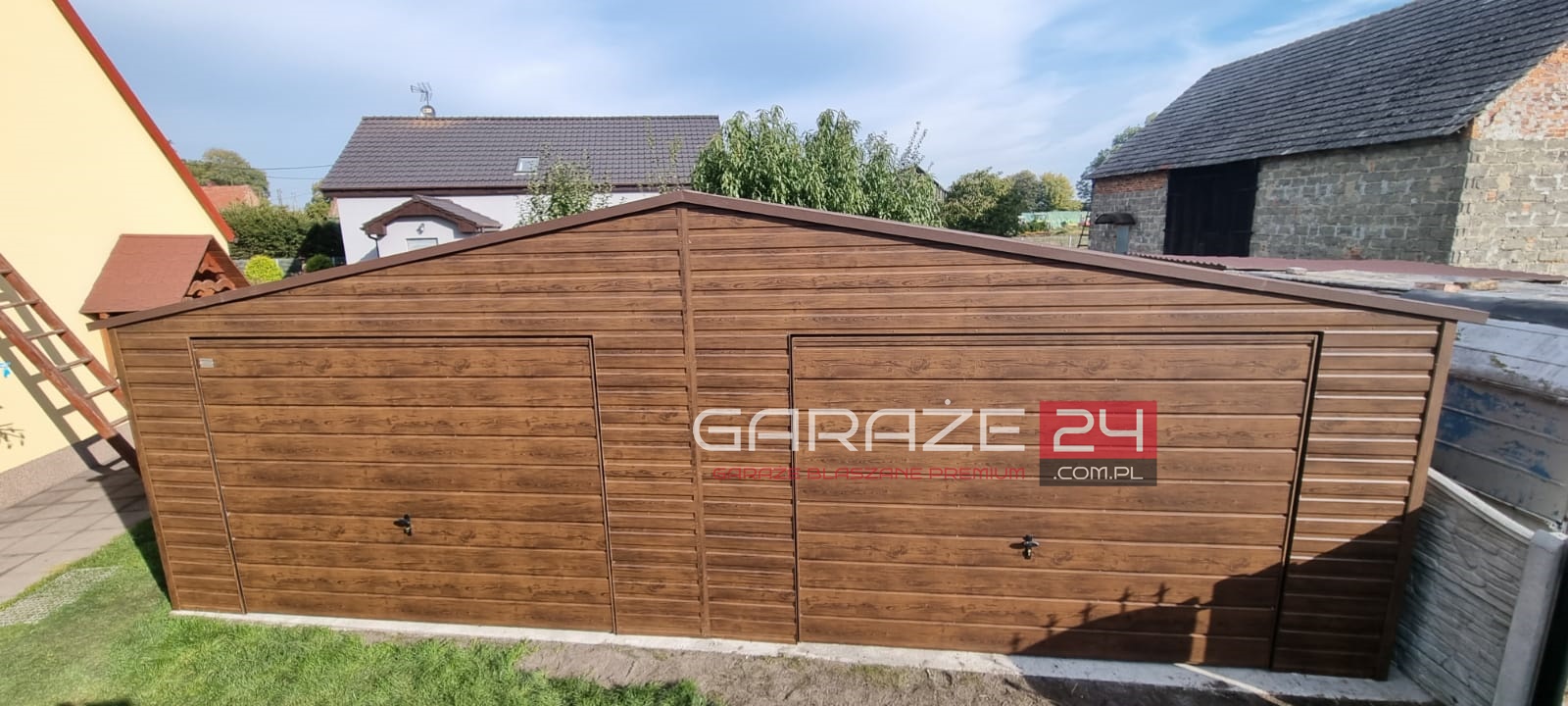 Garaż blaszany PREMIUM 8x6m, ciemny orzech, dwie bramy uchylne, wzmocniony profilem zamkniętym ocynkowanym Garaż blaszany PREMIUM 8x6m, ciemny orzech, dwie bramy uchylne, wzmocniony profilem zamkniętym ocynkowanym