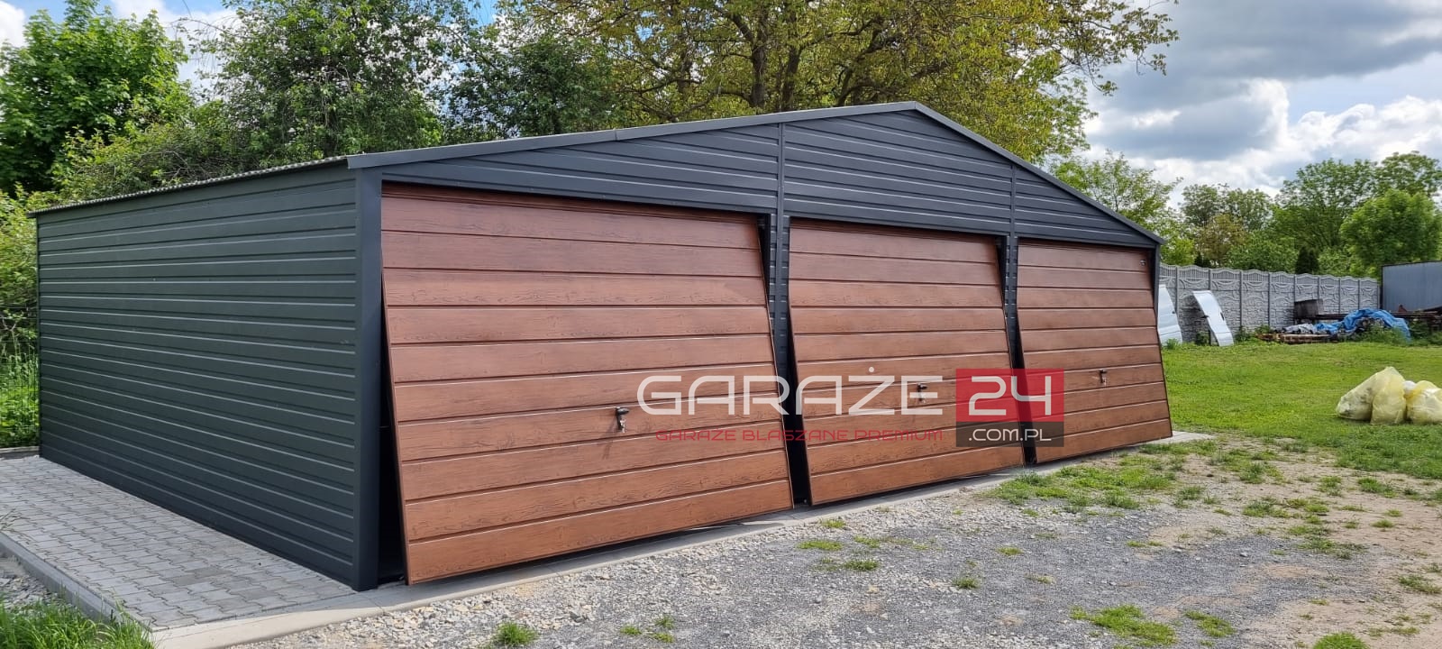 Garaż blaszany PREMIUM grafit mat + ciemny orzech, 9x6m, trzy bramy uchylne, wzmocniony profilem zamkniętym ocynkowanym. Montaż w cenie. Garaż blaszany PREMIUM grafit mat + ciemny orzech, 9x6m, trzy bramy uchylne, wzmocniony profilem zamkniętym ocynkowanym