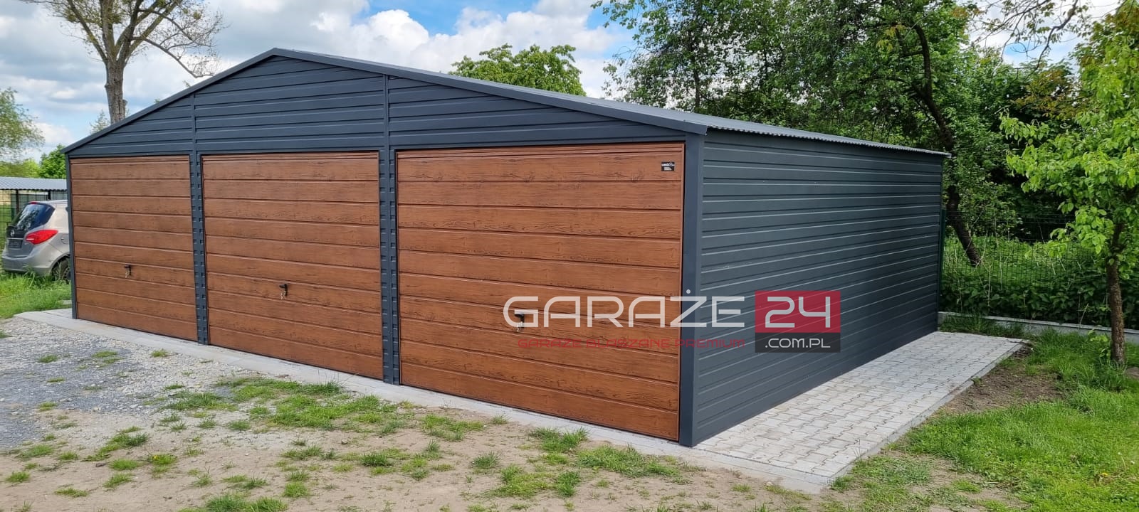 Garaż blaszany PREMIUM grafit mat + ciemny orzech, 9x6m, trzy bramy uchylne, wzmocniony profilem zamkniętym ocynkowanym. Montaż w cenie. Garaż blaszany PREMIUM grafit mat + ciemny orzech, 9x6m, trzy bramy uchylne, wzmocniony profilem zamkniętym ocynkowanym