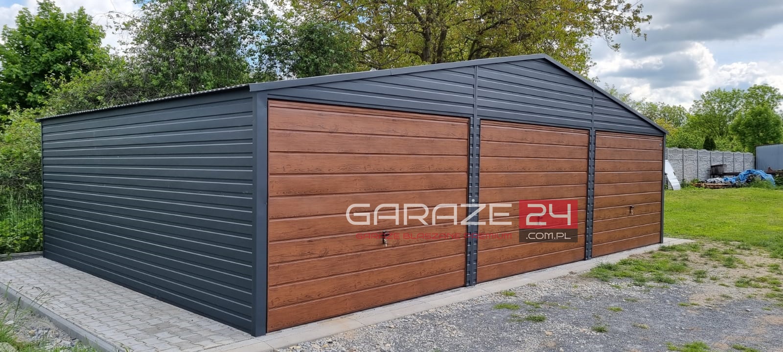 Garaż blaszany PREMIUM grafit mat + ciemny orzech, 9x6m, trzy bramy uchylne, wzmocniony profilem zamkniętym ocynkowanym. Montaż w cenie. Garaż blaszany PREMIUM grafit mat + ciemny orzech, 9x6m, trzy bramy uchylne, wzmocniony profilem zamkniętym ocynkowanym