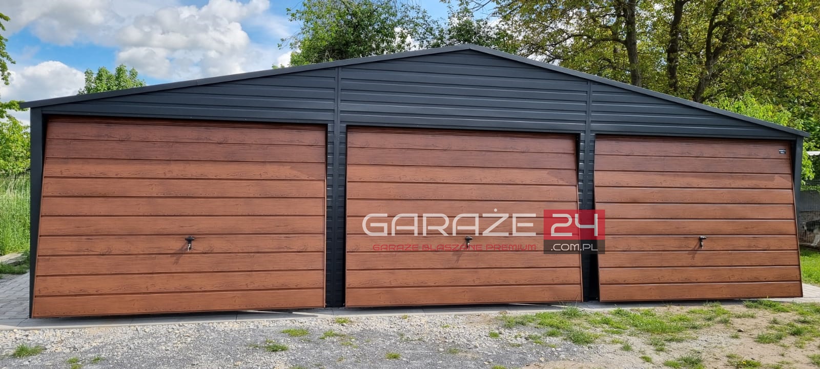 Garaż blaszany PREMIUM grafit mat + ciemny orzech, 9x6m, trzy bramy uchylne, wzmocniony profilem zamkniętym ocynkowanym. Montaż w cenie. Garaż blaszany PREMIUM grafit mat + ciemny orzech, 9x6m, trzy bramy uchylne, wzmocniony profilem zamkniętym ocynkowanym