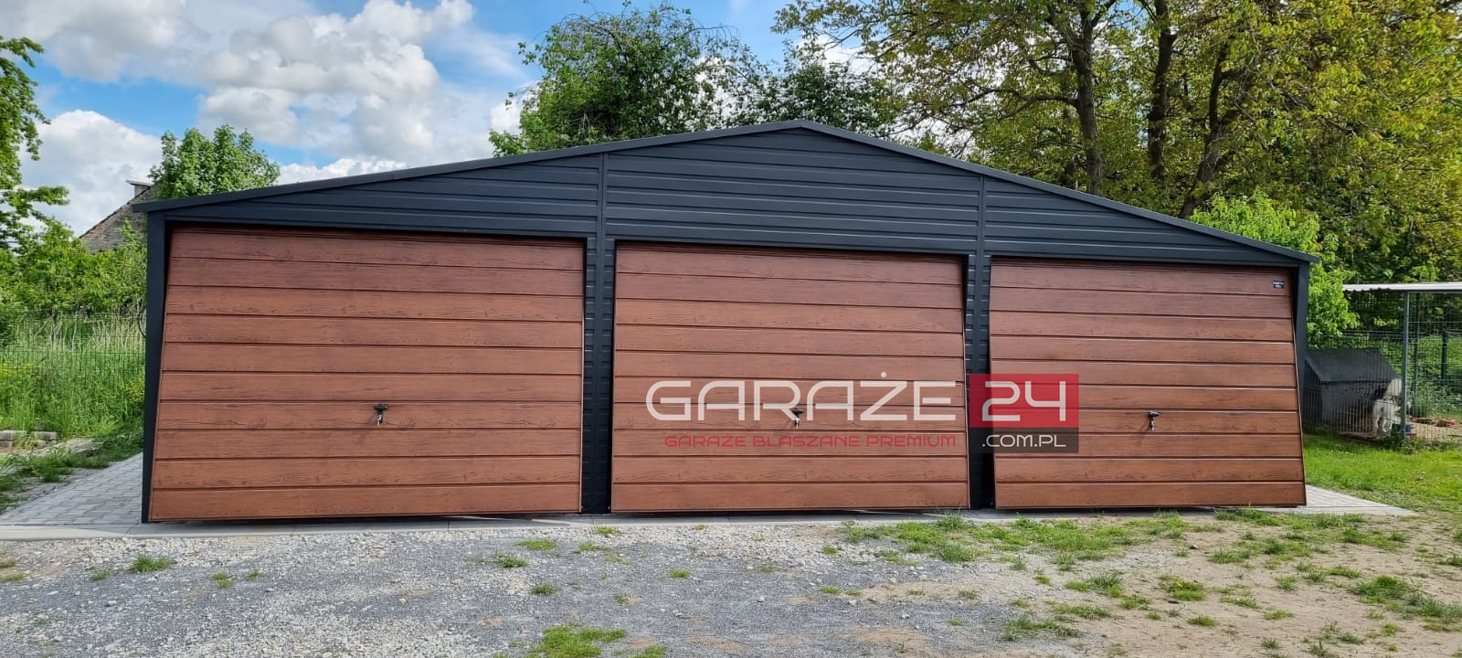 Garaż blaszany PREMIUM grafit mat + ciemny orzech, 9x6m, trzy bramy uchylne, wzmocniony profilem zamkniętym ocynkowanym. Montaż w cenie. Garaż blaszany PREMIUM grafit mat + ciemny orzech, 9x6m, trzy bramy uchylne, wzmocniony profilem zamkniętym ocynkowanym