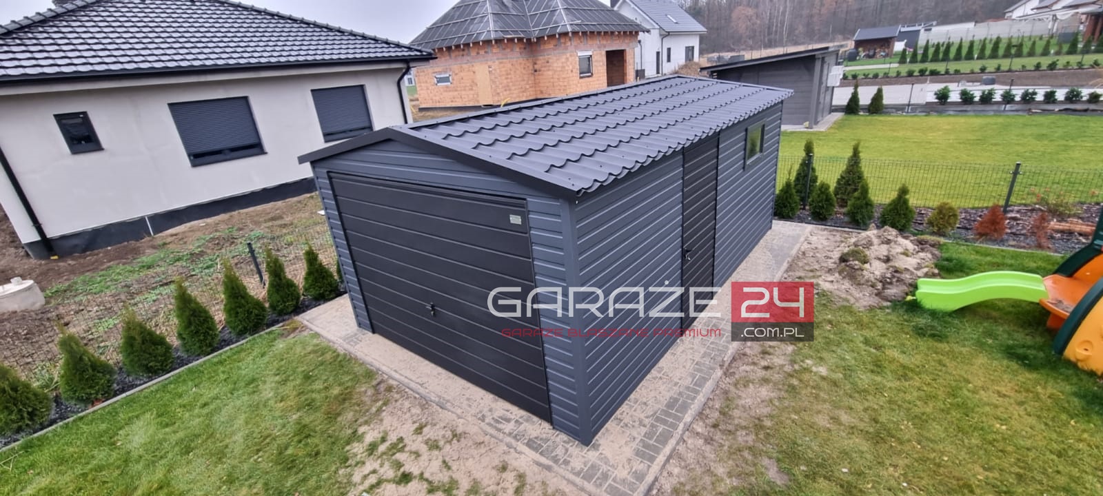 Garaż blaszany 3,5x6m, PREMIUM, grafit + czarny, blachodachówka, drzwi, okno, filc pod dachem, wzmocniony profilem zamkniętym ocynkowanym, montaż GRATIS