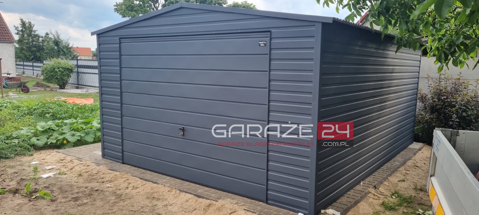 Garaż blaszany na zgłoszenie, 4x5m, grafit mat, brama uchylna, wzmocniony profilem zamkniętym ocynkowanym Garaż blaszany na zgłoszenie, 4x5m, grafit mat, brama uchylna, wzmocniony profilem zamkniętym ocynkowanym