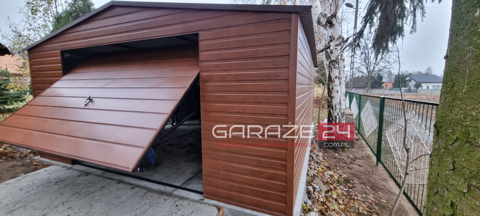 Garaż blaszany na zgłoszenie, 5x6m, do 35m2, ciemny orzech, brama uchylna, wzmocniony profilem zamkniętym ocynkowanym. Montaż w cenie. Garaż blaszany na zgłoszenie, 5x6m, do 35m2, ciemny orzech, brama uchylna, wzmocniony profilem zamkniętym ocynkowanym