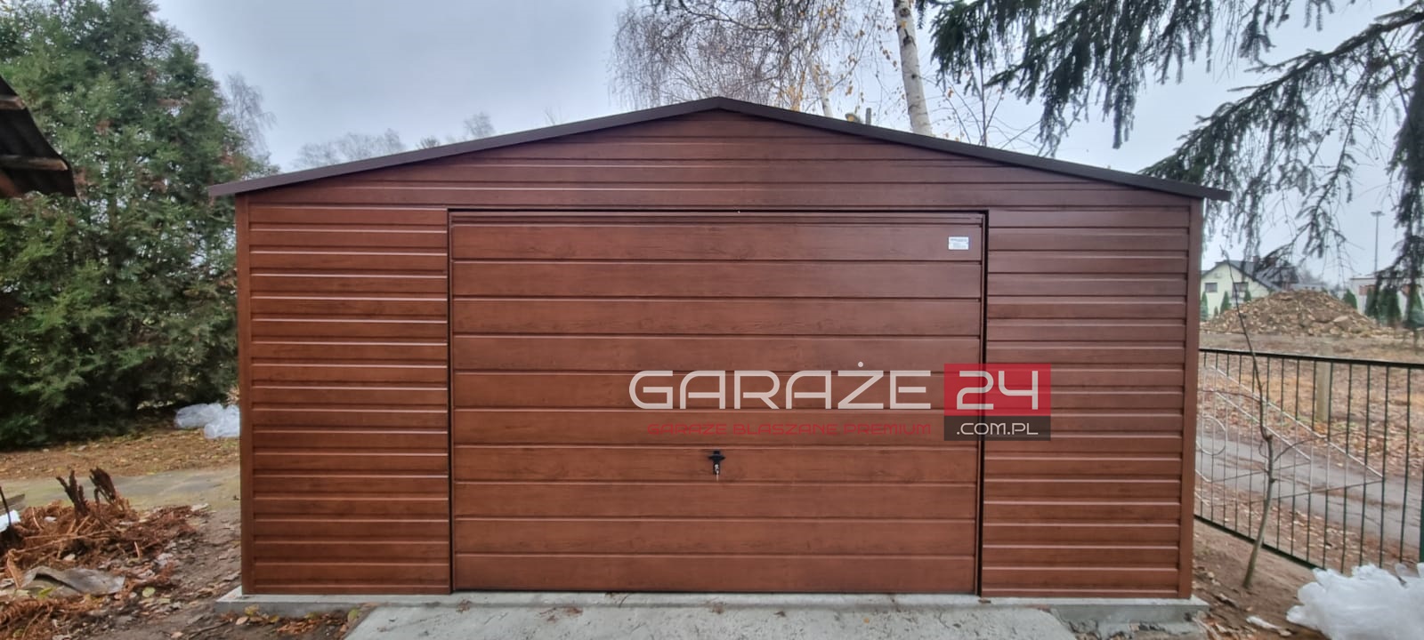 Garaż blaszany na zgłoszenie, 5x6m, do 35m2, ciemny orzech, brama uchylna, wzmocniony profilem zamkniętym ocynkowanym. Montaż w cenie. Garaż blaszany na zgłoszenie, 5x6m, do 35m2, ciemny orzech, brama uchylna, wzmocniony profilem zamkniętym ocynkowanym