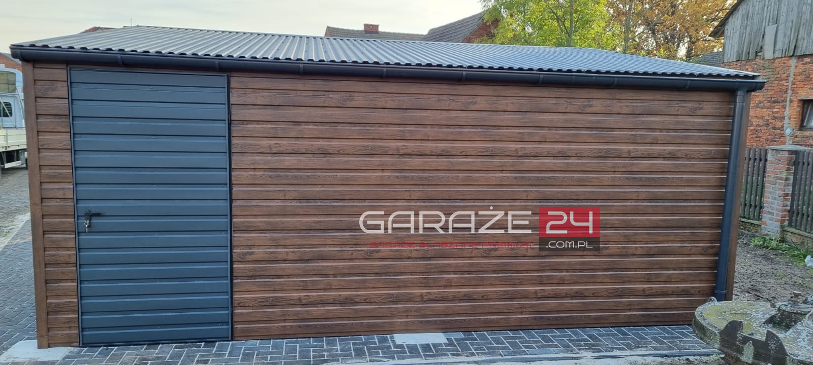 Garaż blaszany na zgłoszenie, 6x5,5m, do 35m2, ciemny orzech + grafit mat, dwie bramy uchylne, drzwi, wzmocniony profilem zamkniętym ocynkowanym. Montaż w cenie. Garaż blaszany na zgłoszenie, 6x5,5m, do 35m2, ciemny orzech + grafit mat, dwie bramy uchylne, drzwi, wzmocniony profilem zamkniętym ocynkowanym