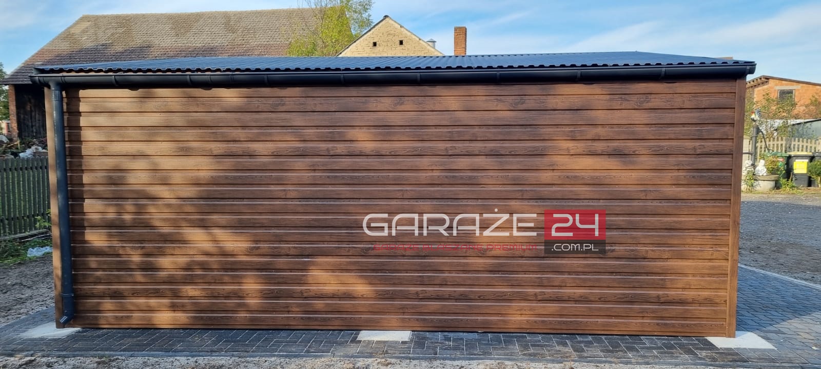 Garaż blaszany na zgłoszenie, 6x5,5m, do 35m2, ciemny orzech + grafit mat, dwie bramy uchylne, drzwi, wzmocniony profilem zamkniętym ocynkowanym. Montaż w cenie. Garaż blaszany na zgłoszenie, 6x5,5m, do 35m2, ciemny orzech + grafit mat, dwie bramy uchylne, drzwi, wzmocniony profilem zamkniętym ocynkowanym