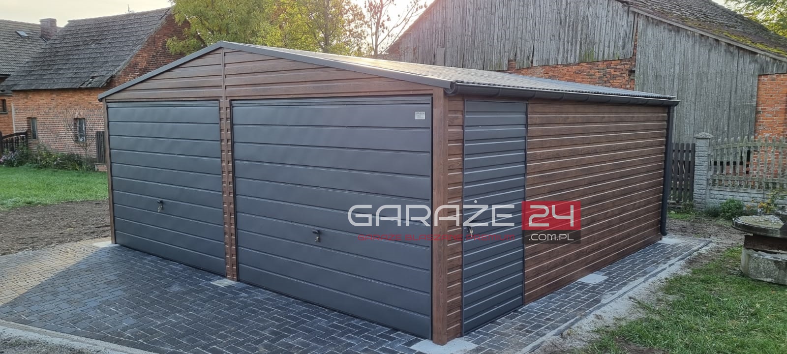 Garaż blaszany na zgłoszenie, 6x5,5m, do 35m2, ciemny orzech + grafit mat, dwie bramy uchylne, drzwi, wzmocniony profilem zamkniętym ocynkowanym. Montaż w cenie. Garaż blaszany na zgłoszenie, 6x5,5m, do 35m2, ciemny orzech + grafit mat, dwie bramy uchylne, drzwi, wzmocniony profilem zamkniętym ocynkowanym