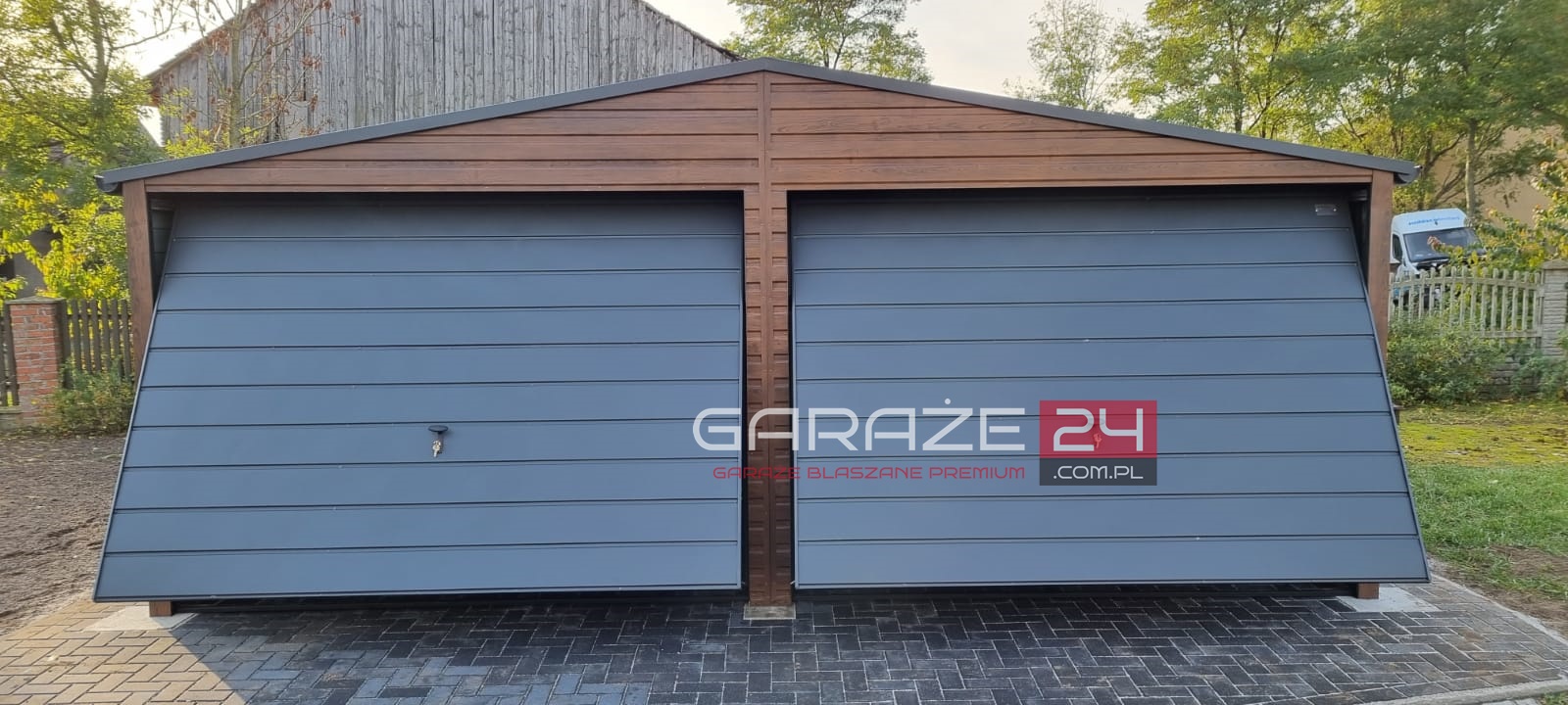 Garaż blaszany na zgłoszenie, 6x5,5m, do 35m2, ciemny orzech + grafit mat, dwie bramy uchylne, drzwi, wzmocniony profilem zamkniętym ocynkowanym. Montaż w cenie. Garaż blaszany na zgłoszenie, 6x5,5m, do 35m2, ciemny orzech + grafit mat, dwie bramy uchylne, drzwi, wzmocniony profilem zamkniętym ocynkowanym