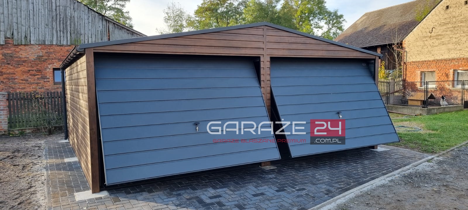 Garaż blaszany na zgłoszenie, 6×5,5m, do 35m2, ciemny orzech + grafit mat, dwie bramy uchylne, drzwi, wzmocniony profilem zamkniętym ocynkowanym