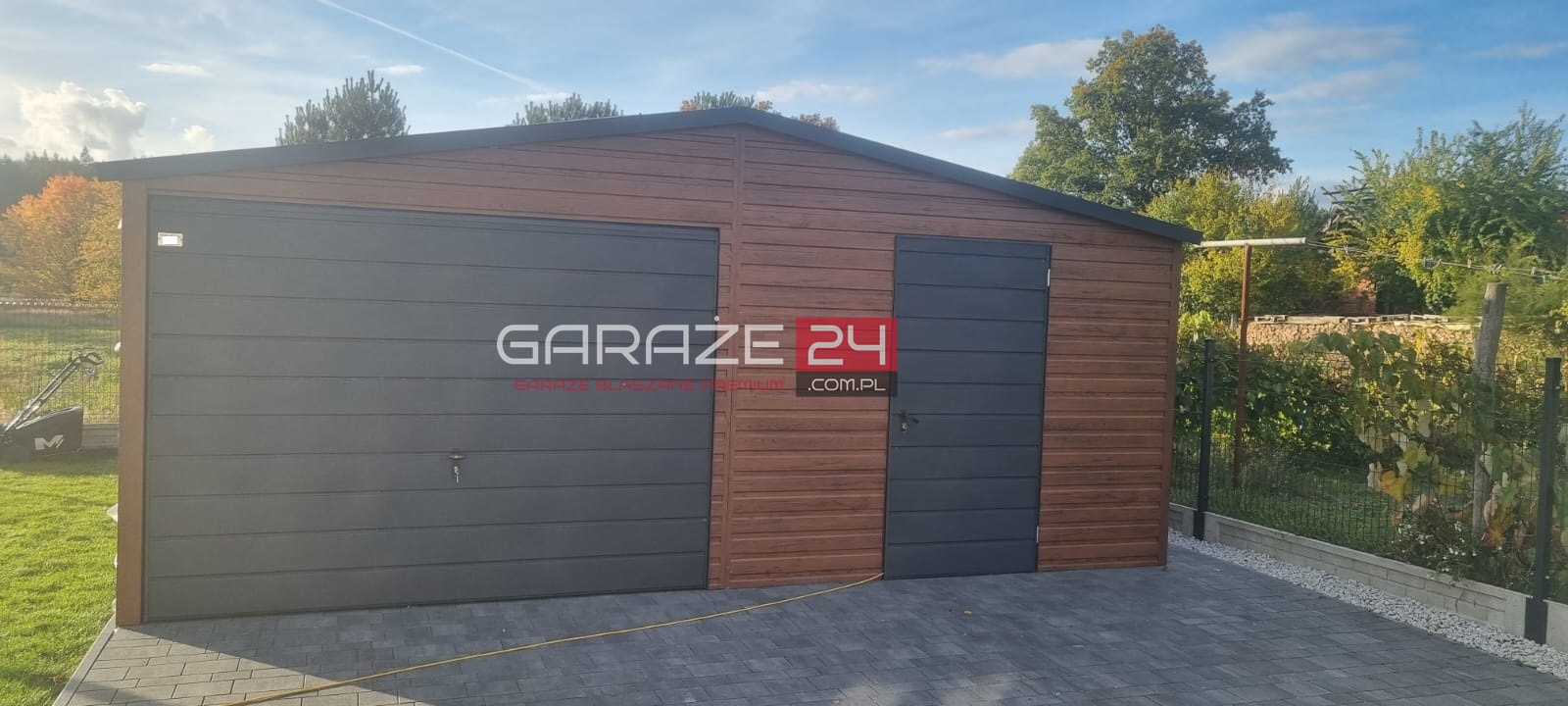 Garaż blaszany 6×5,80m do 35m2, ciemny orzech + grafit mat, brama uchylna + drzwi, wzmocniony profilem zamkniętym ocynkowanym, montaż GRATIS