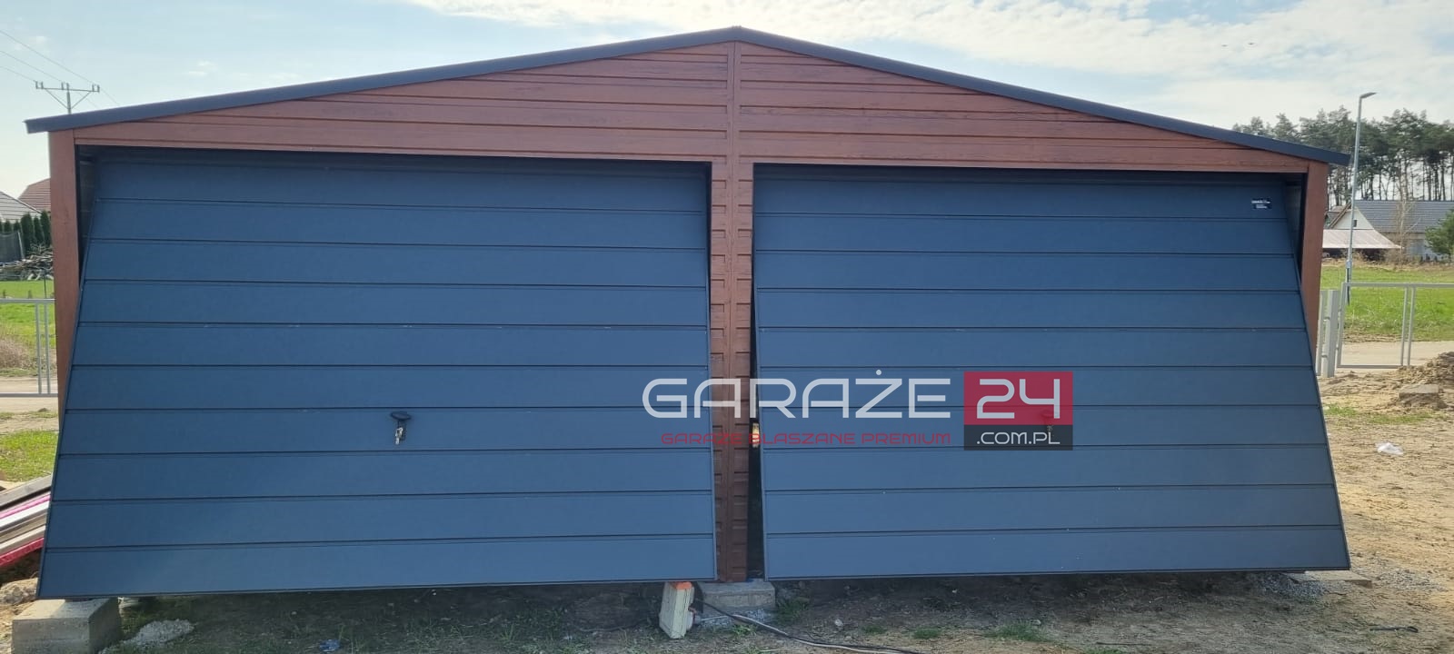 Garaż blaszany na zgłoszenie, 6×5,80m do 35m2, ciemny orzech + grafit mat, dwie bramy uchylne, drzwi, wzmocniony profilem zamkniętym ocynkowanym