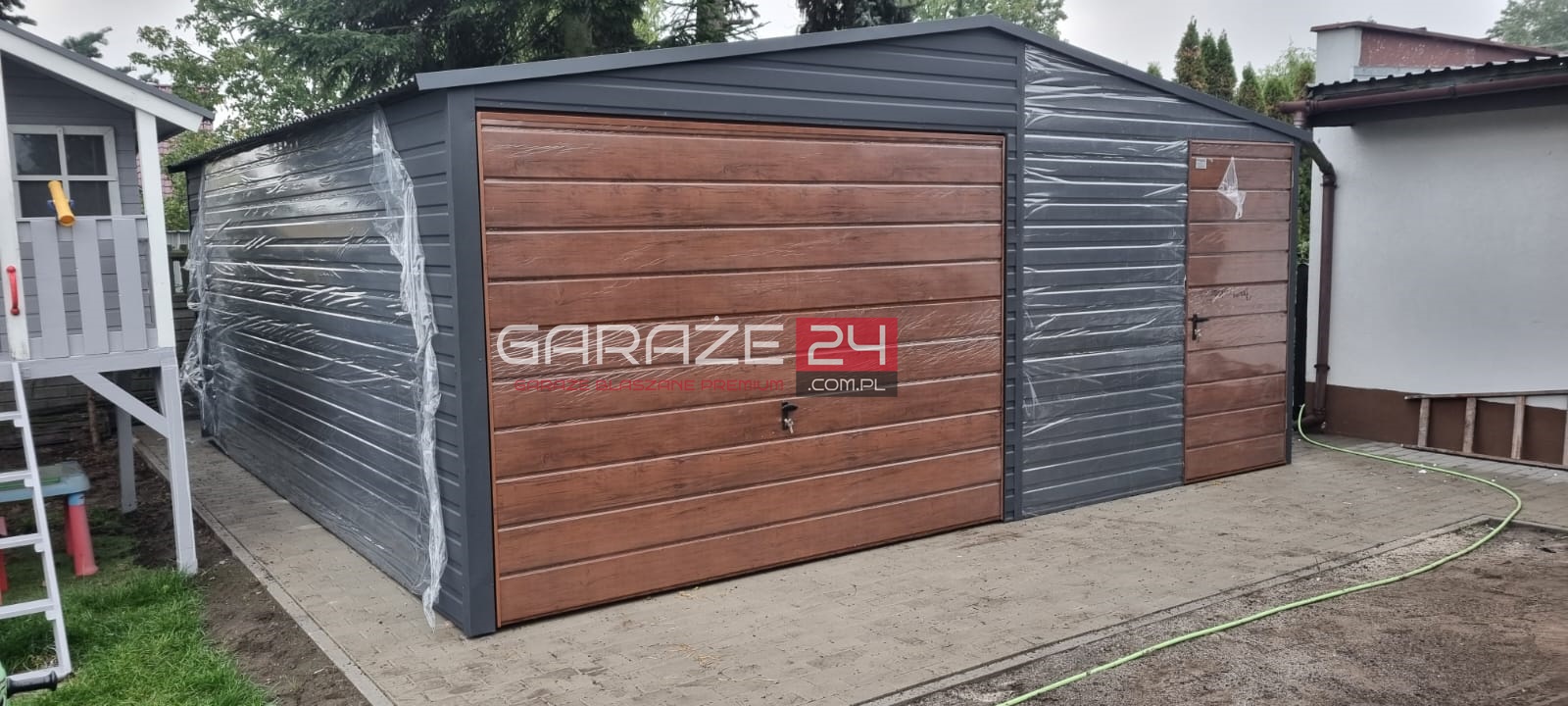 Garaż blaszany na zgłoszenie, 6×5,80m, do 35m2, grafit mat + ciemny orzech, brama uchylna + drzwi, wzmocniony profilem zamkniętym ocynkowanym