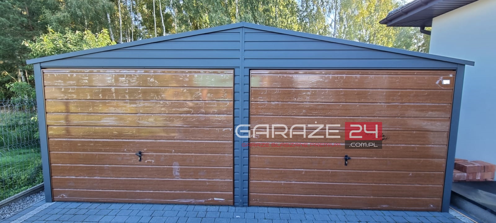 Garaż blaszany 6×5,80m, do 35m2, grafit + złoty dąb, dwie bramy uchylne, wzmocniony profilem zamkniętym ocynkowanym, montaż GRATIS