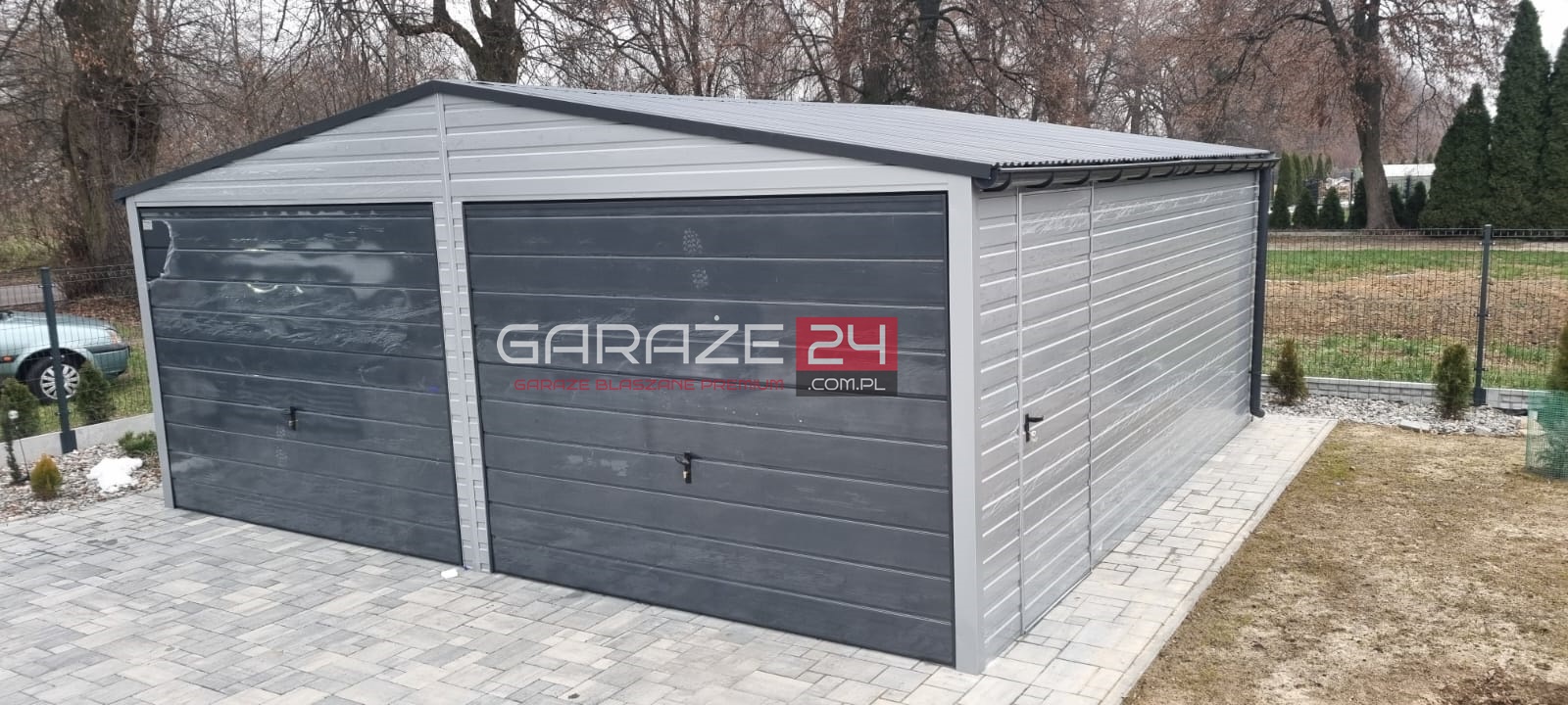 Garaż blaszany na zgłoszenie, 6x5,80m, srebrny + grafit, do 35m2, dwie bramy uchylne, wzmocniony profilem zamkniętym ocynkowanym. Montaż w cenie. Garaż blaszany na zgłoszenie, 6x5,80m, srebrny + grafit, do 35m2, dwie bramy uchylne, wzmocniony profilem zamkniętym ocynkowanym