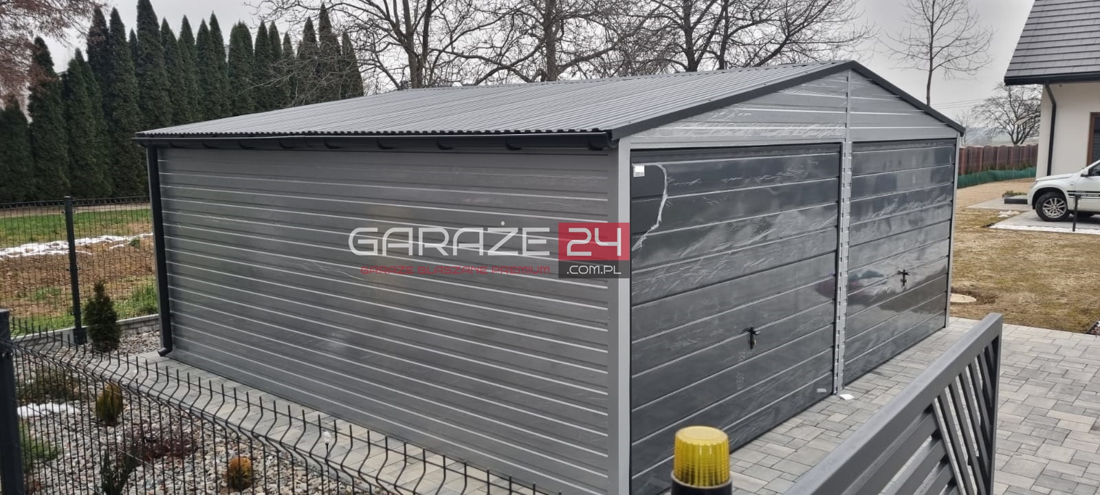 Garaż blaszany na zgłoszenie, 6x5,80m, srebrny + grafit, do 35m2, dwie bramy uchylne, wzmocniony profilem zamkniętym ocynkowanym. Montaż w cenie. Garaż blaszany na zgłoszenie, 6x5,80m, srebrny + grafit, do 35m2, dwie bramy uchylne, wzmocniony profilem zamkniętym ocynkowanym