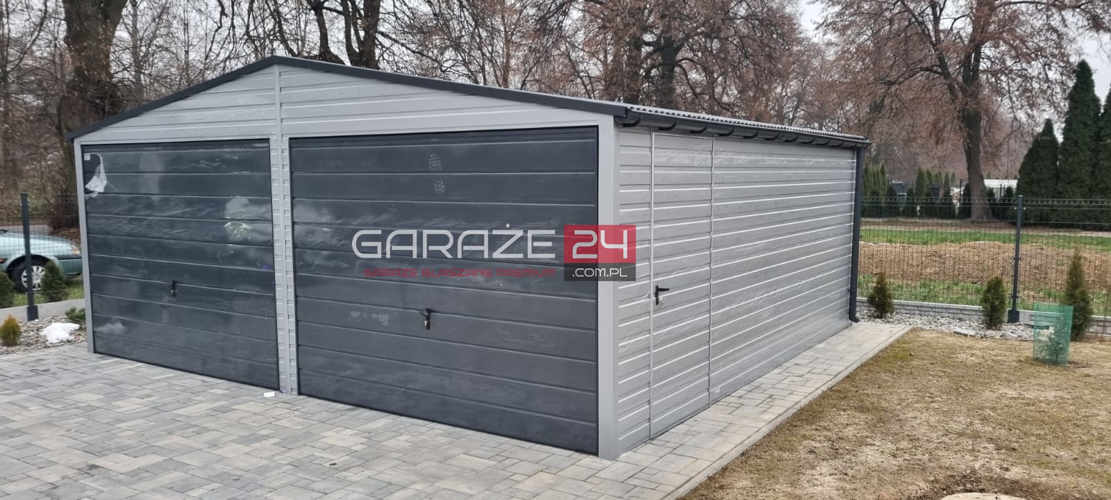 Garaż blaszany 6×5,80m, srebrny + grafit, do 35m2, dwie bramy uchylne, wzmocniony profilem zamkniętym ocynkowanym, montaż GRATIS