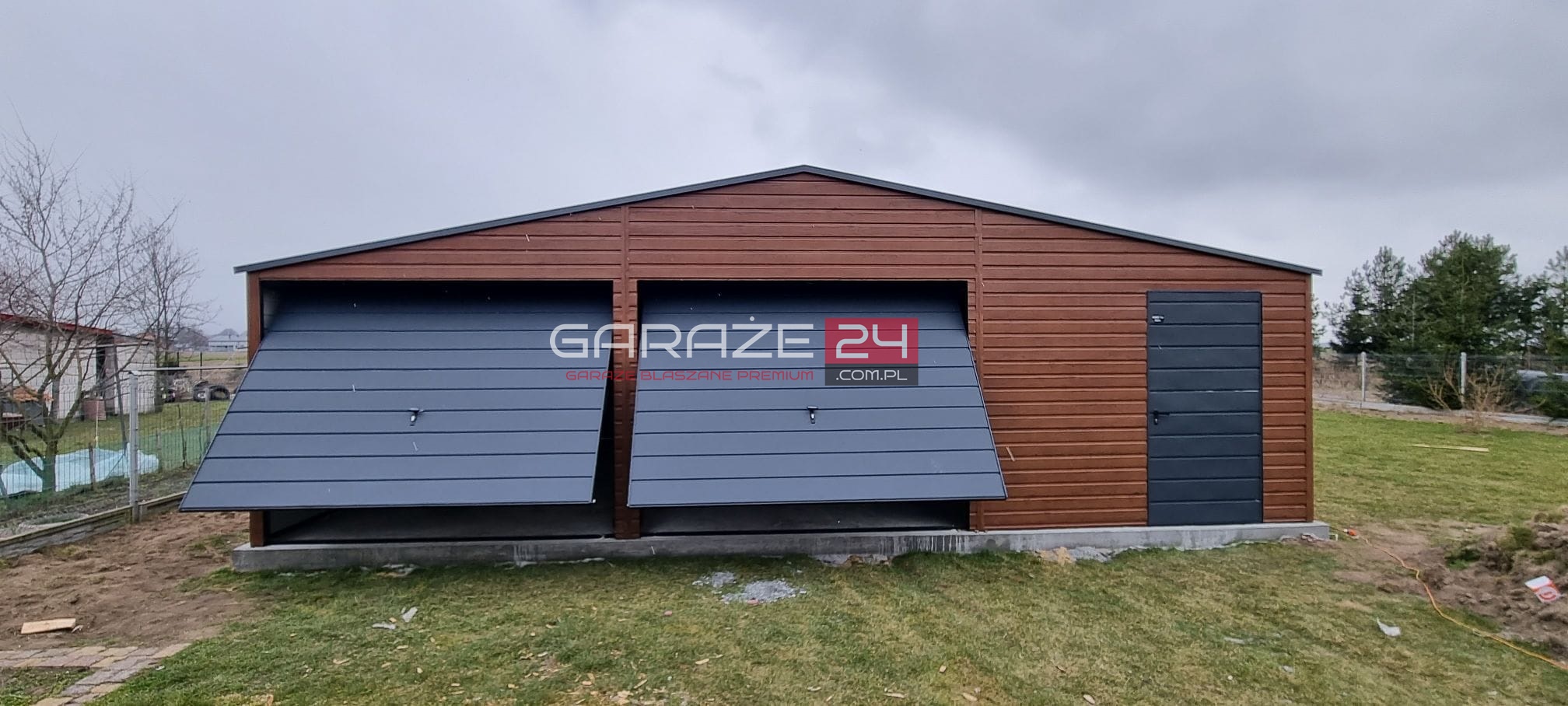 Garaż blaszany Premium 9x6m ciemny orzech + grafit mat, dwie bramy uchylne + drzwi, wzmocniony profilem zamkniętym ocynkowanym. Montaż w cenie. Garaż blaszany Premium 9x6m ciemny orzech + grafit mat, dwie bramy uchylne + drzwi, wzmocniony profilem zamkniętym ocynkowanym