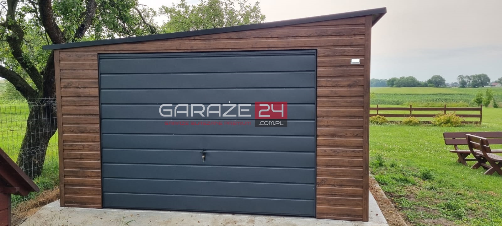 Garaż blaszany na zgłoszenie, 4x6m, spad w lewo, ciemny orzech + grafit mat, brama uchylna, wzmocniony profilem zamkniętym ocynkowanym. Montaż w cenie. Garaż blaszany na zgłoszenie, 4x6m, spad w lewo, ciemny orzech + grafit mat, brama uchylna, wzmocniony profilem zamkniętym ocynkowanym
