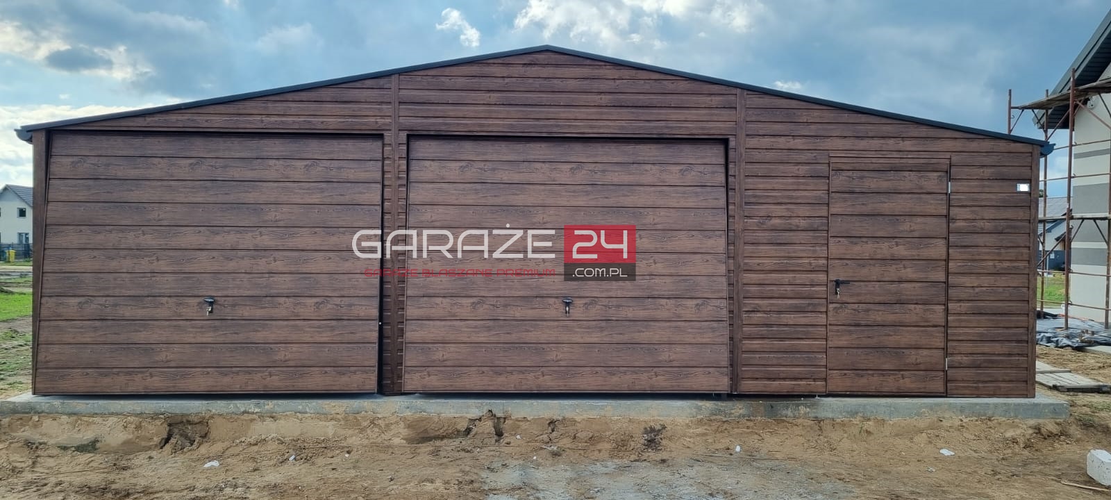 Garaż blaszany PREMIUM, 9x6m, ciemny orzech, dwie bramy uchylne + drzwi, wzmocniony profilem zamkniętym ocynkowanym