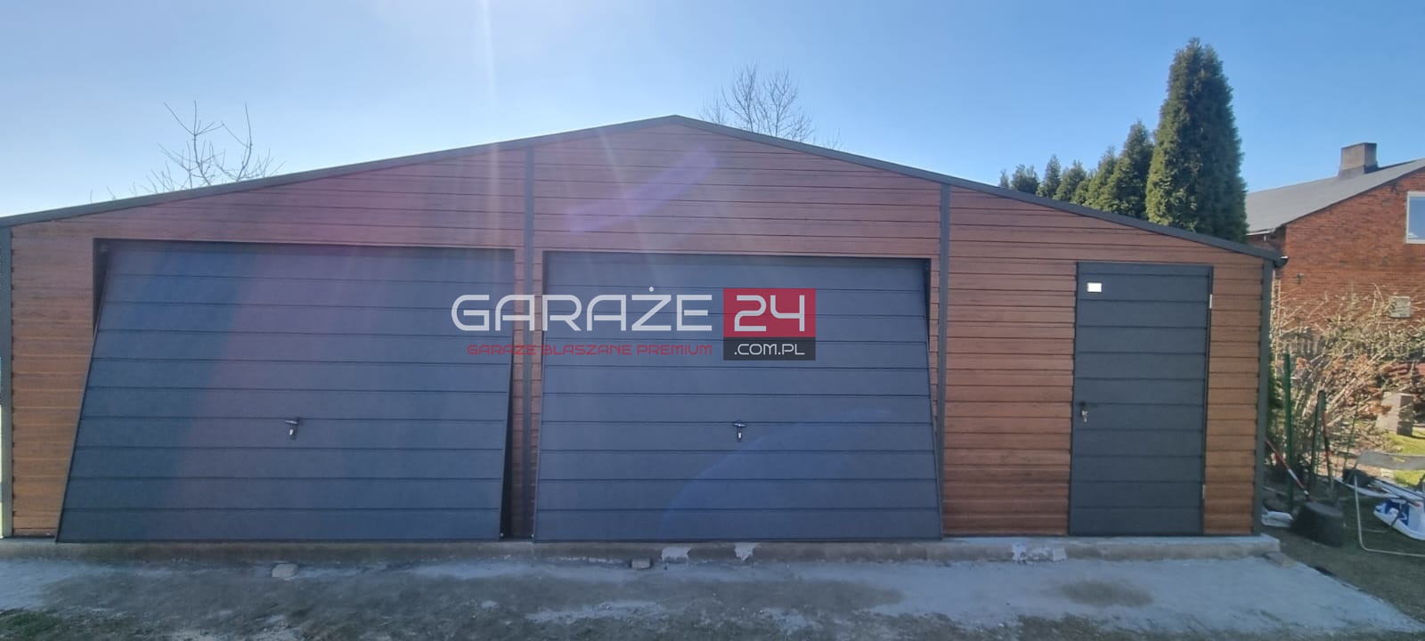 Garaż blaszany PREMIUM, 9x6m, ciemny orzech + grafit mat, dwie bramy uchylne + drzwi, wzmocniony profilem zamkniętym ocynkowanym. Montaż w cenie. Garaż blaszany PREMIUM, 9x6m, ciemny orzech + grafit mat, dwie bramy uchylne + drzwi, wzmocniony profilem zamkniętym ocynkowanym