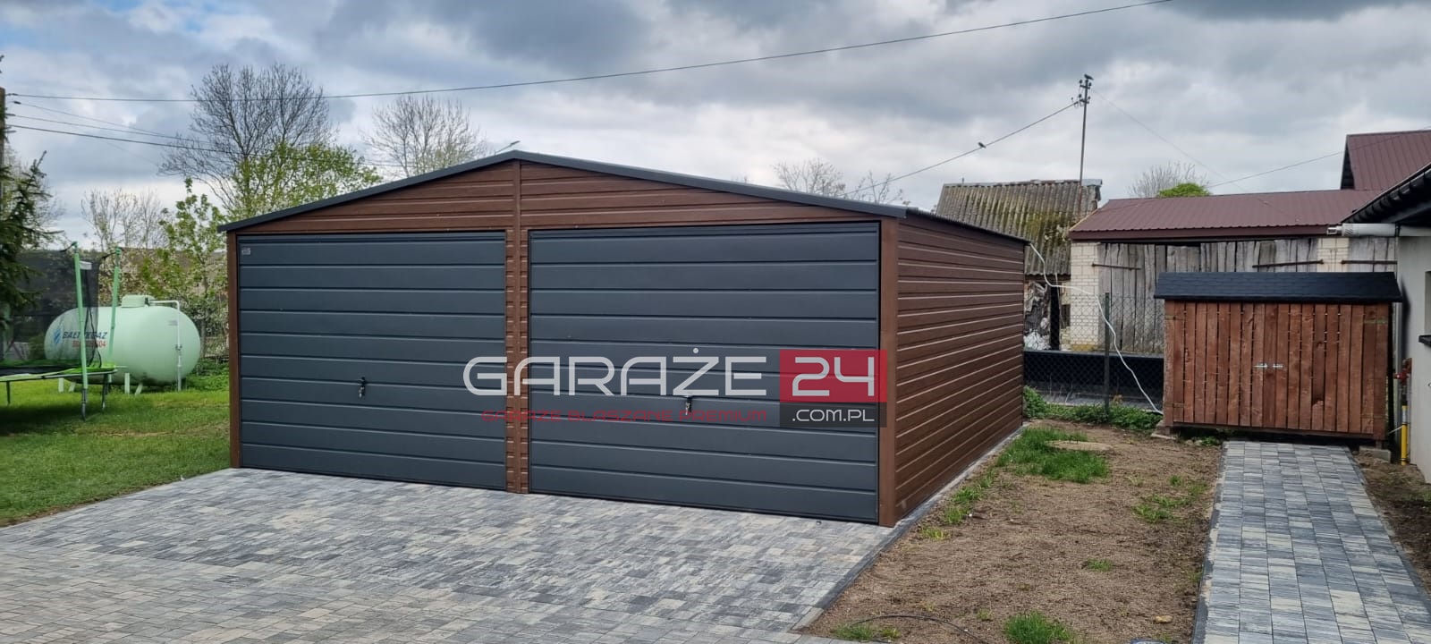 Garaż blaszany na zgłoszenie 6×5, 80m do 35m2, ciemny orzech + grafit mat, dwie bramy uchylne, wzmocniony profilem zamkniętym ocynkowanym