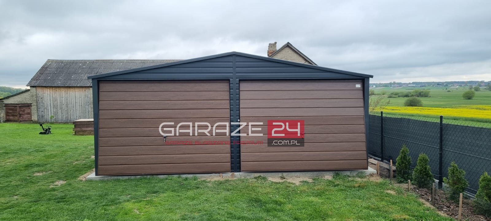Garaż blaszany 6×5,80m do 35m2, grafit mat + ciemny orzech, dwie bramy uchylne, wzmocniony profilem zamkniętym ocynkowanym, montaż GRATIS