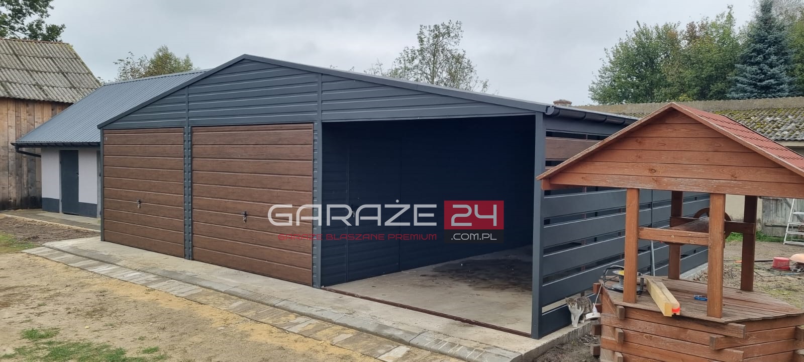 Garaż blaszany dwustanowiskowy z wiatą, 9m szeroki (6m garaż + 3m wiata) 6m długi, dwie bramy uchylne, wzmocniony profilem zamkniętym ocynkowanym Garaż blaszany dwustanowiskowy z wiatą, 9m szeroki (6m garaż + 3m wiata) 6m długi, dwie bramy uchylne, wzmocniony profilem zamkniętym ocynkowanym
