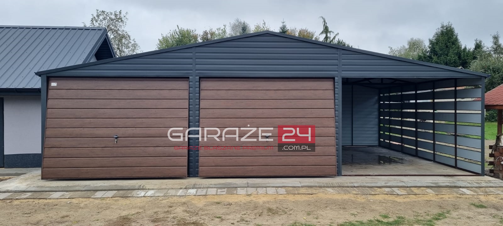 Garaż blaszany dwustanowiskowy z wiatą, 9m szeroki (6m garaż + 3m wiata) 6m długi, dwie bramy uchylne, wzmocniony profilem zamkniętym ocynkowanym Garaż blaszany dwustanowiskowy z wiatą, 9m szeroki (6m garaż + 3m wiata) 6m długi, dwie bramy uchylne, wzmocniony profilem zamkniętym ocynkowanym