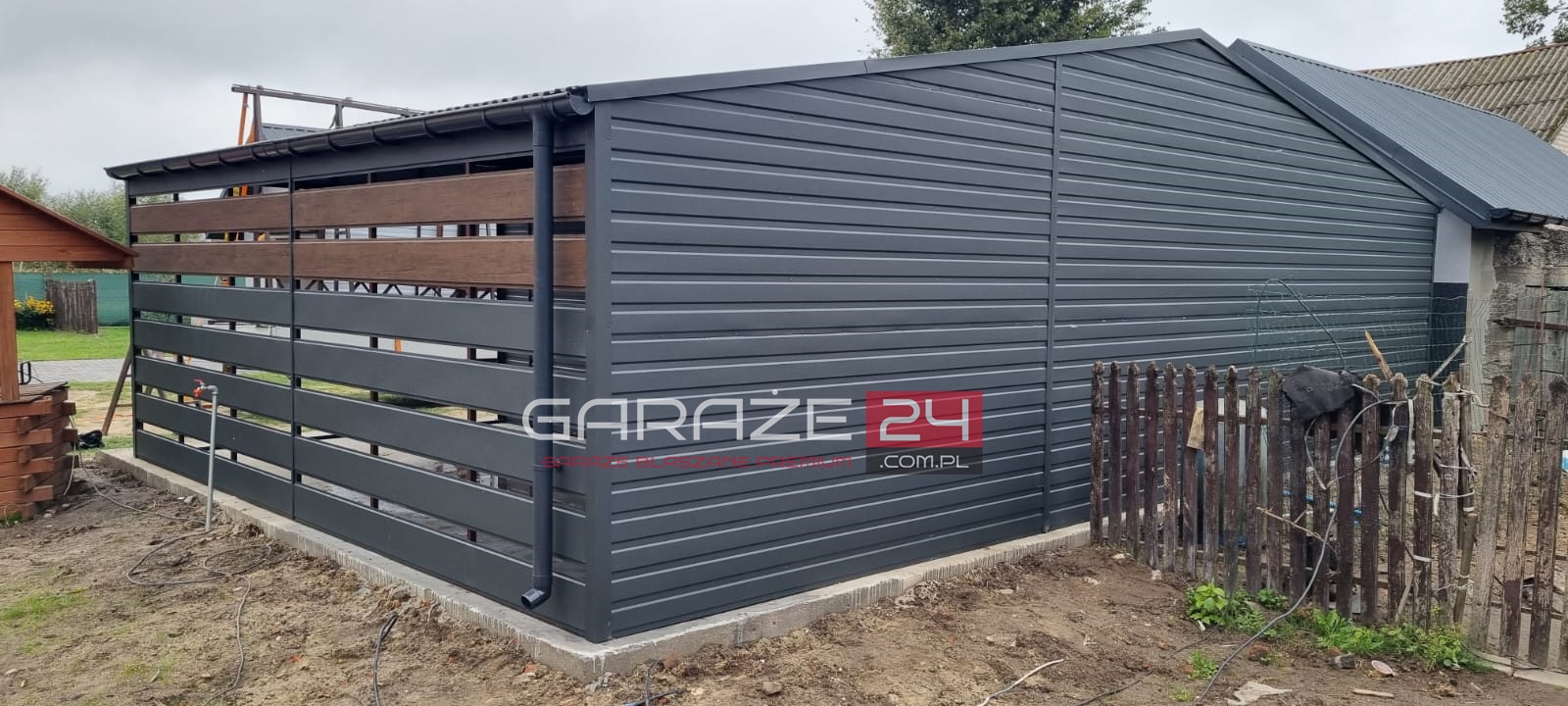 Garaż blaszany dwustanowiskowy z wiatą, 9m szeroki (6m garaż + 3m wiata) 6m długi, dwie bramy uchylne, wzmocniony profilem zamkniętym ocynkowanym Garaż blaszany dwustanowiskowy z wiatą, 9m szeroki (6m garaż + 3m wiata) 6m długi, dwie bramy uchylne, wzmocniony profilem zamkniętym ocynkowanym