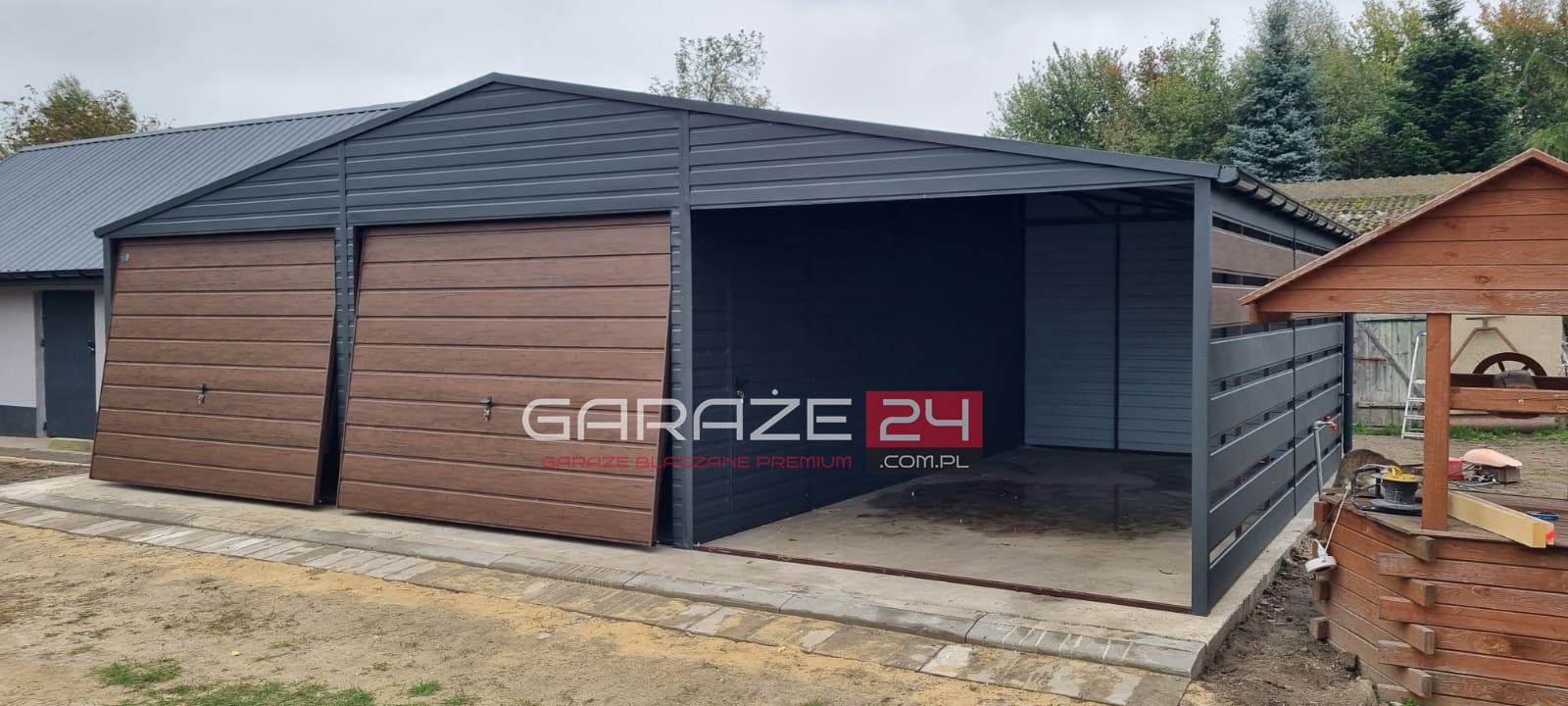Garaż blaszany dwustanowiskowy z wiatą, 9m szeroki (6m garaż + 3m wiata) 6m długi, dwie bramy uchylne, wzmocniony profilem zamkniętym ocynkowanym Garaż blaszany dwustanowiskowy z wiatą, 9m szeroki (6m garaż + 3m wiata) 6m długi, dwie bramy uchylne, wzmocniony profilem zamkniętym ocynkowanym