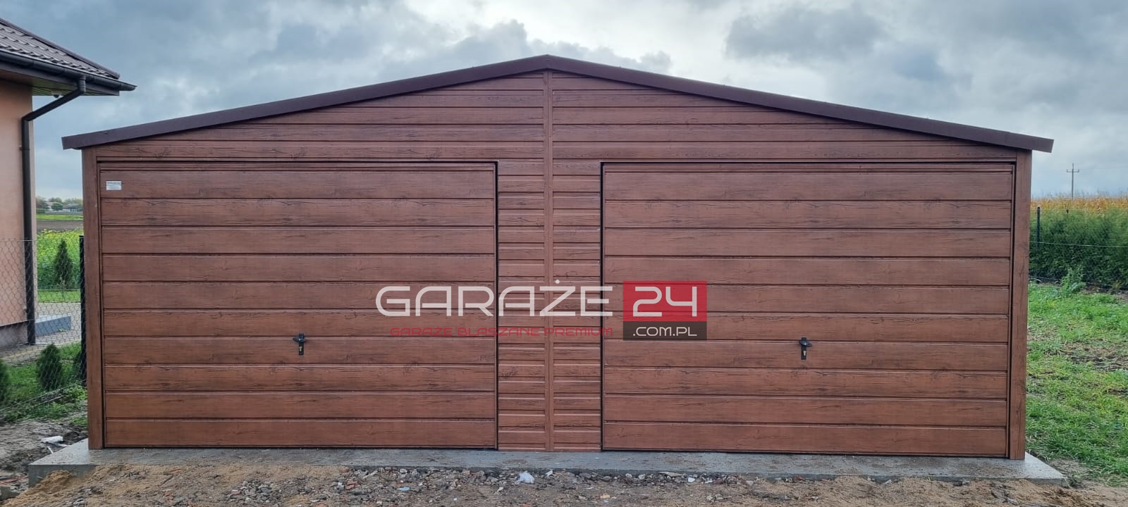 Garaż blaszany na dwa samochody PREMIUM 6,5x6m ciemny orzech, dwie bramy uchylne, okno, wzmocniony profilem zamkniętym ocynkowanym, montaż GRATIS