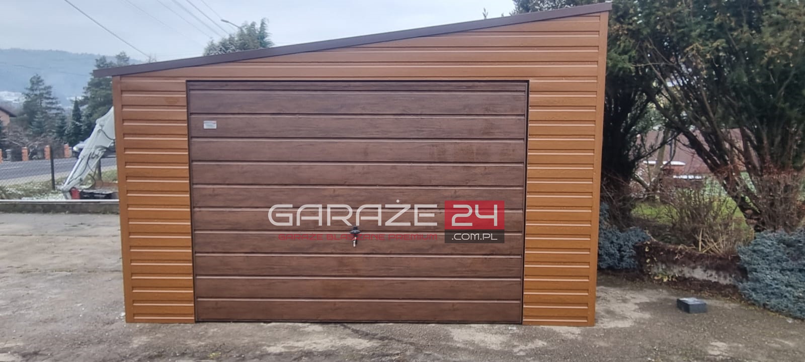 Garaż blaszany PREMIUM 4x6m złoty dąb + ciemny orzech, brama uchylna, wzmocniony profilem zamkniętym ocynkowanym
