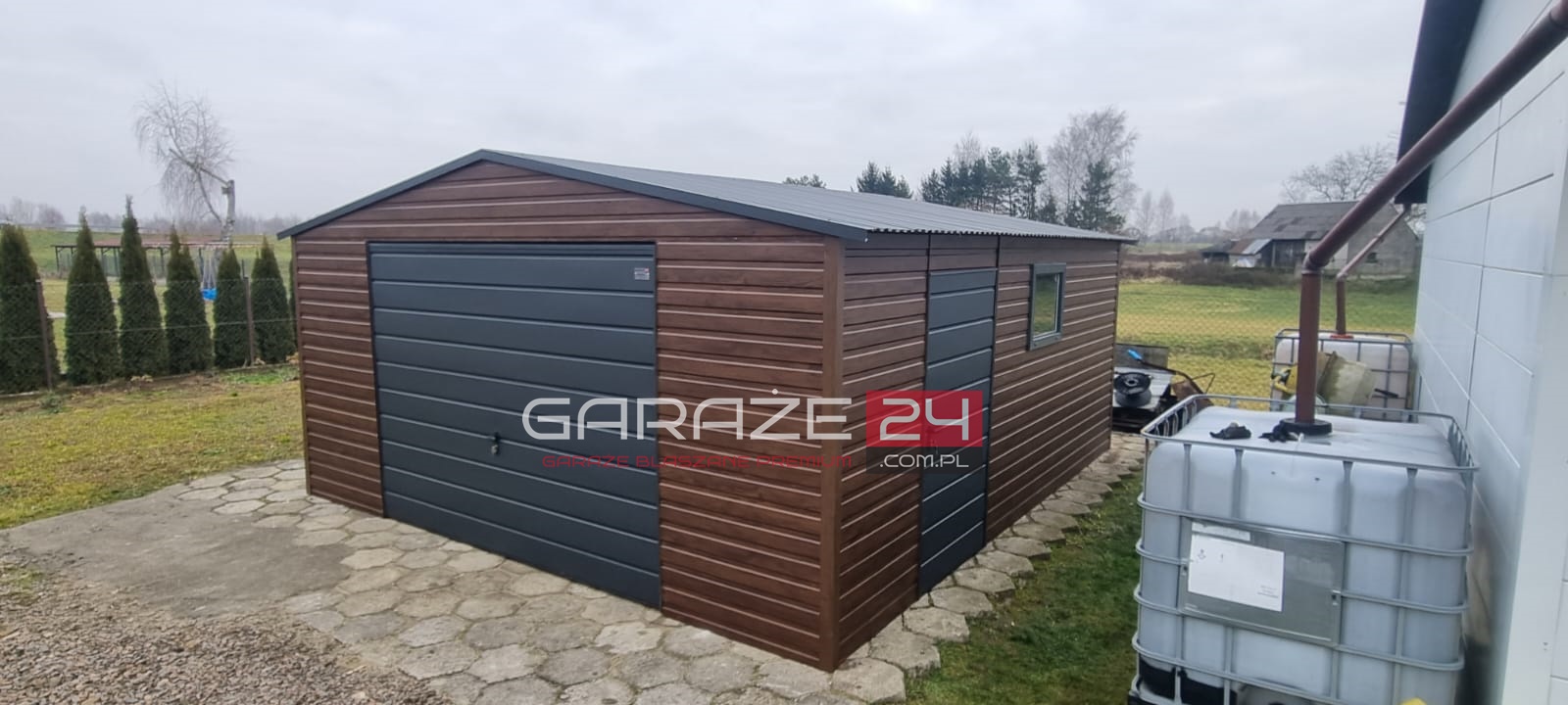Garaż blaszany PREMIUM 5x6m do 35m2 na zgłoszenie, ciemny orzech + grafit, brama uchylna, drzwi, okno, wzmocniony profilem zamkniętym ocynkowanym. Montaż w cenie. Garaż blaszany PREMIUM 5x6m do 35m2 na zgłoszenie, ciemny orzech + grafit, brama uchylna, drzwi, okno, wzmocniony profilem zamkniętym ocynkowanym