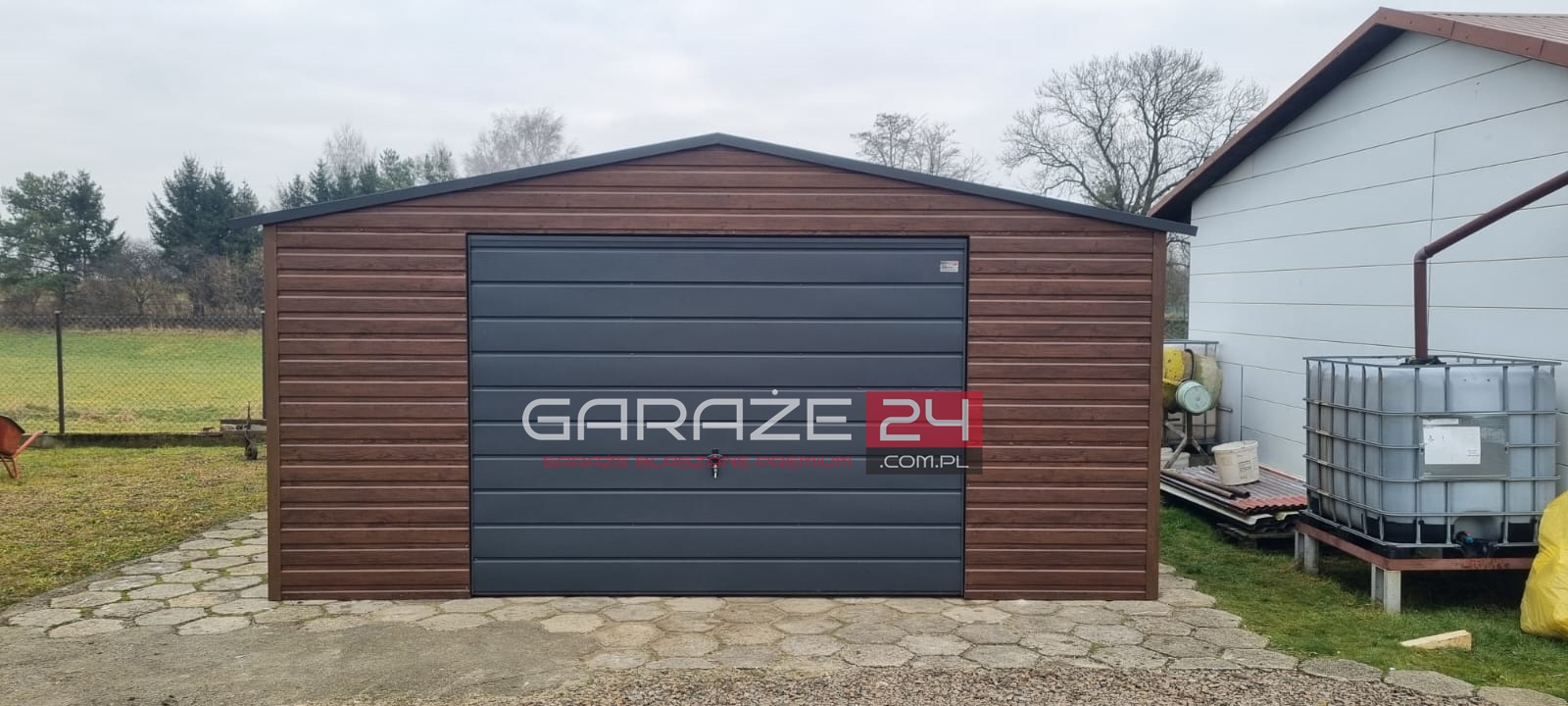 Garaż blaszany PREMIUM 5x6m do 35m2 na zgłoszenie, ciemny orzech + grafit, brama uchylna, drzwi, okno, wzmocniony profilem zamkniętym ocynkowanym. Montaż w cenie. Garaż blaszany PREMIUM 5x6m do 35m2 na zgłoszenie, ciemny orzech + grafit, brama uchylna, drzwi, okno, wzmocniony profilem zamkniętym ocynkowanym